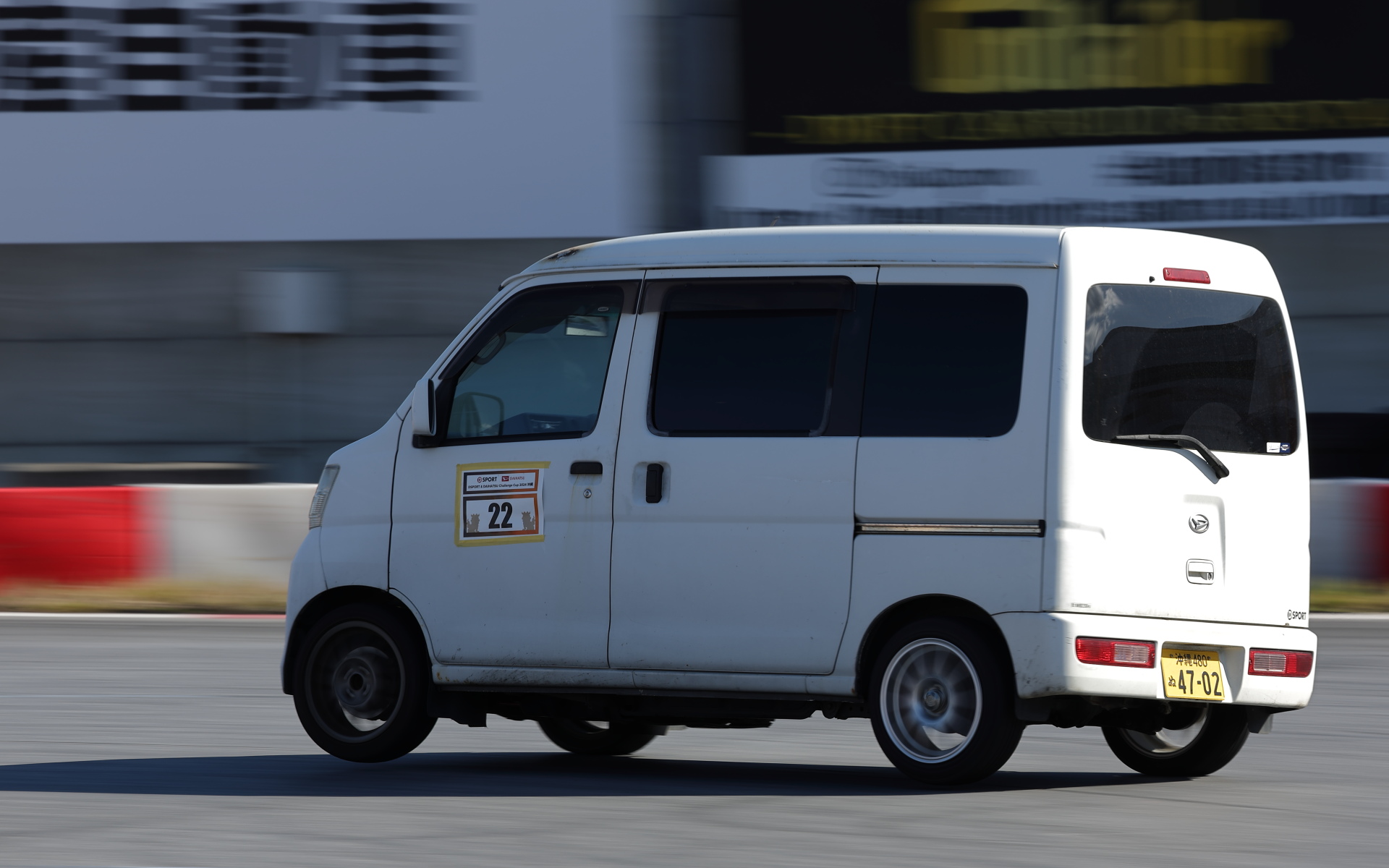 鋭い走りを見せるハイゼットカーゴ