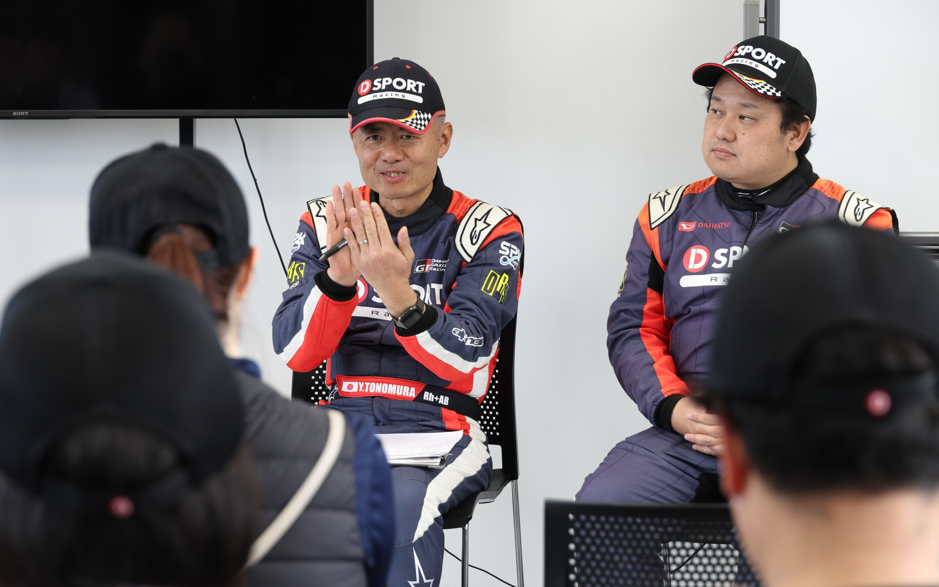 練習走行後に希望者はD-SPORT Racing Teamの監督を務める殿村裕一氏、ドライバーの相原氏からアドバイスを受けることができる。自分の走りを外から客観的に見てもらうのは技術向上にはとても有効な手段だ