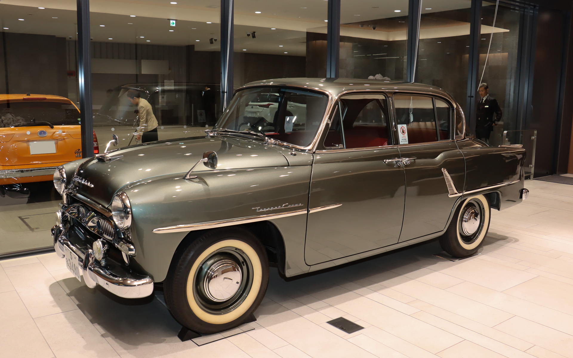 THE CROWN 東京虎ノ門の1階で車両展示された初代クラウン（トヨペット クラウン）