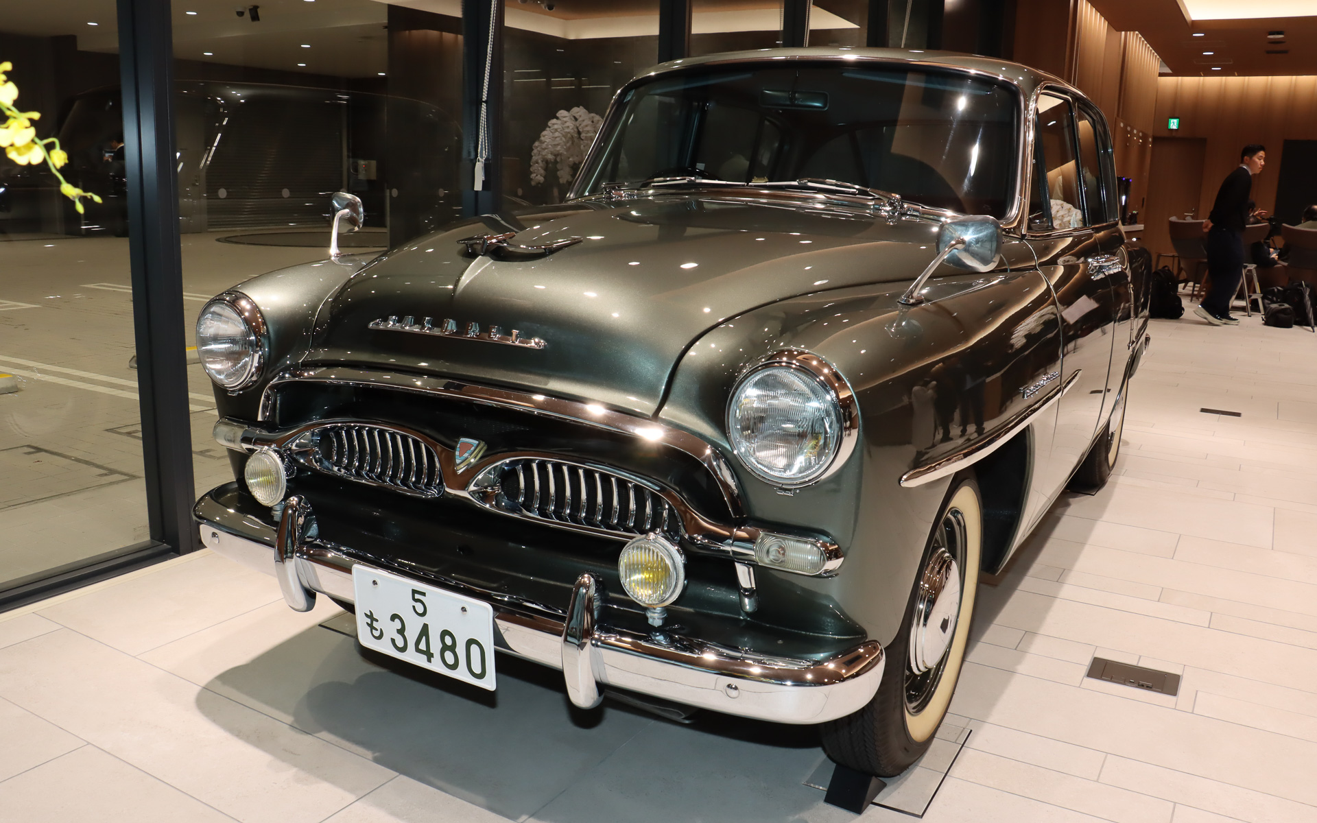 THE CROWN 東京虎ノ門の1階で車両展示された初代クラウン（トヨペット クラウン）