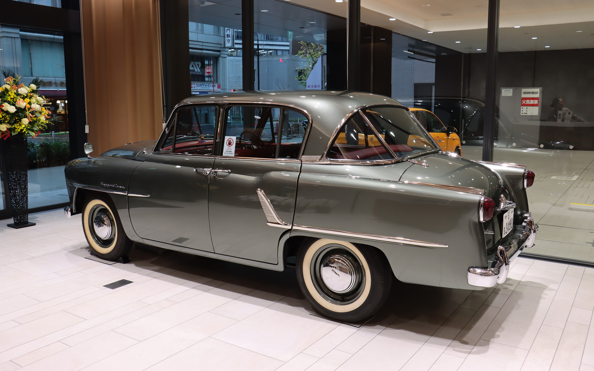 THE CROWN 東京虎ノ門の1階で車両展示された初代クラウン（トヨペット クラウン）