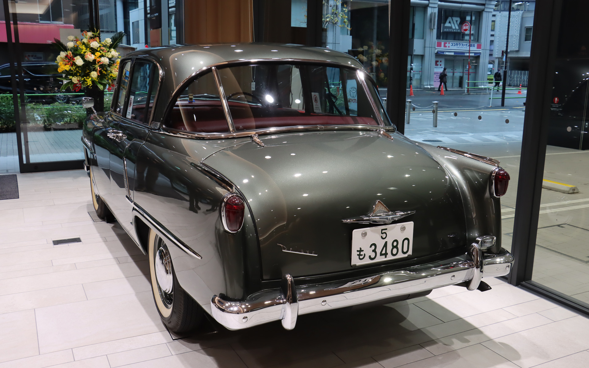 THE CROWN 東京虎ノ門の1階で車両展示された初代クラウン（トヨペット クラウン）