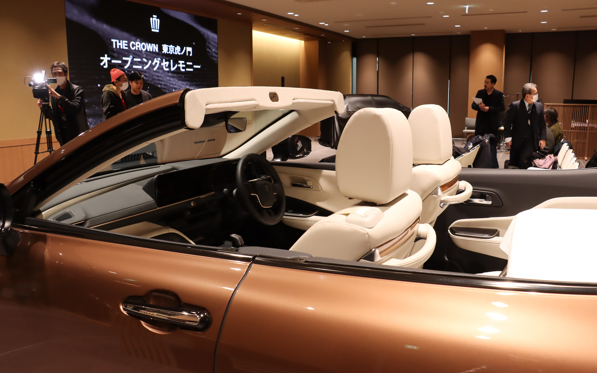 ルーフを切り離し、パレード用のハイシートなどを追加している