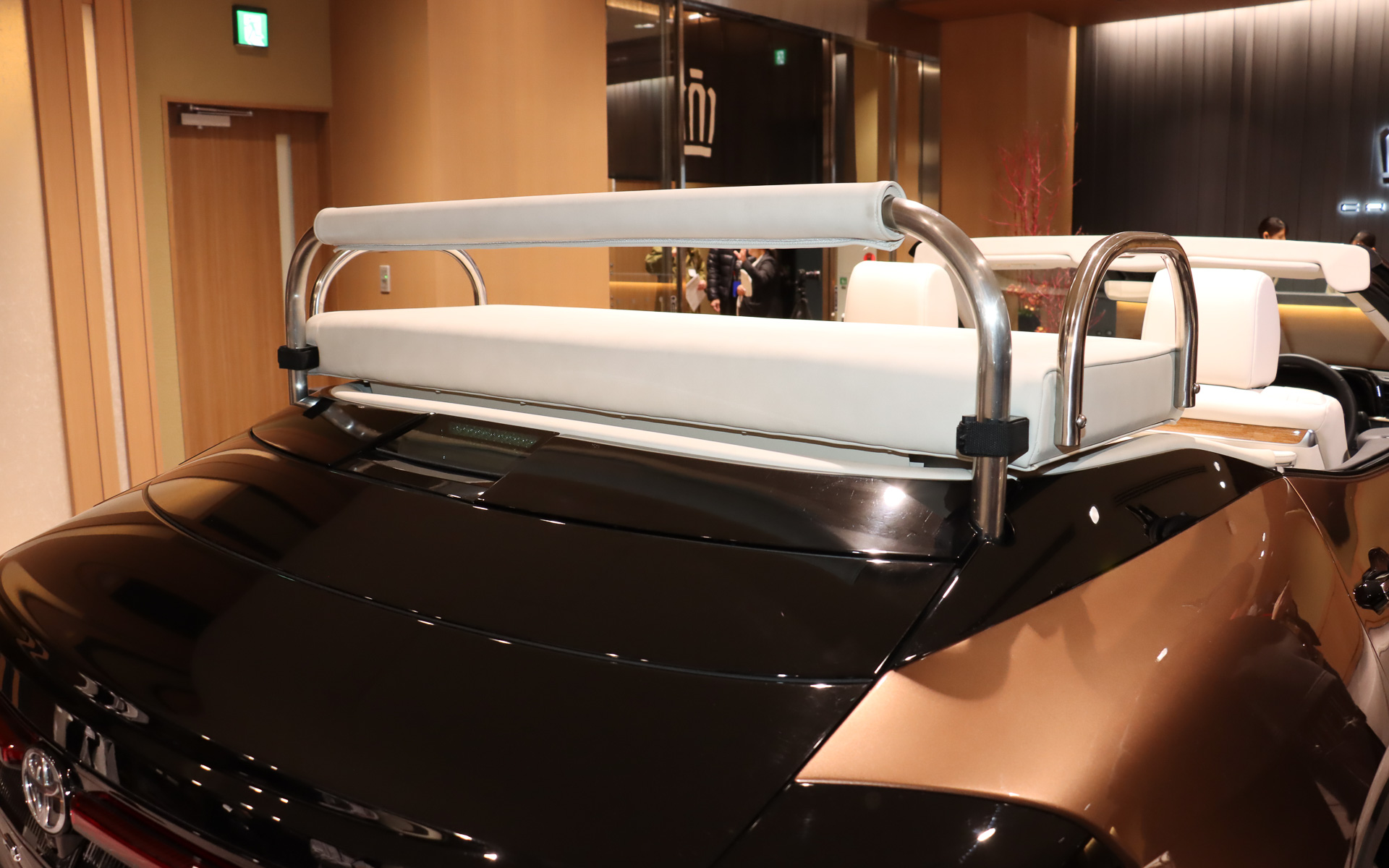 ルーフを切り離し、パレード用のハイシートなどを追加している