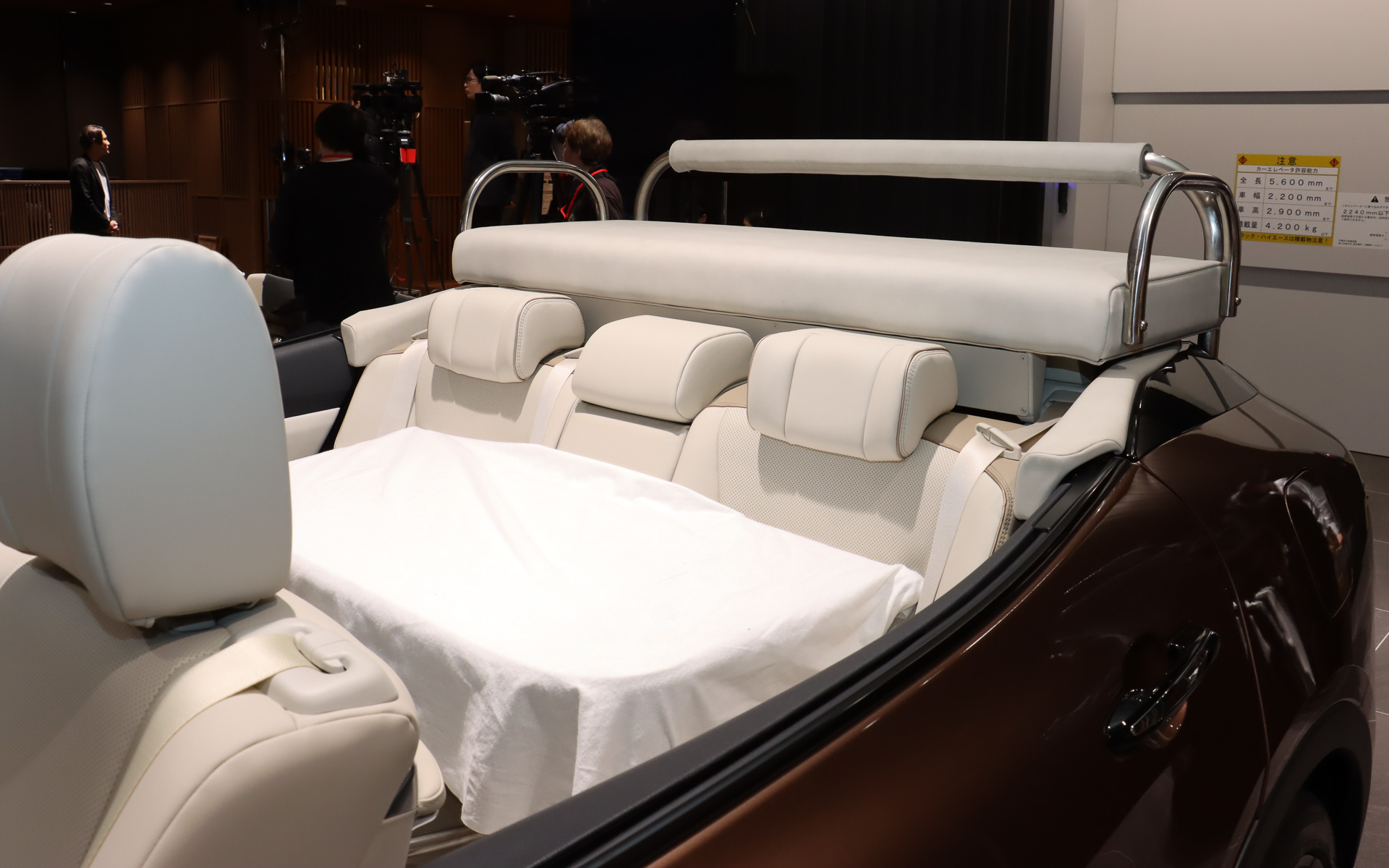 ルーフを切り離し、パレード用のハイシートなどを追加している