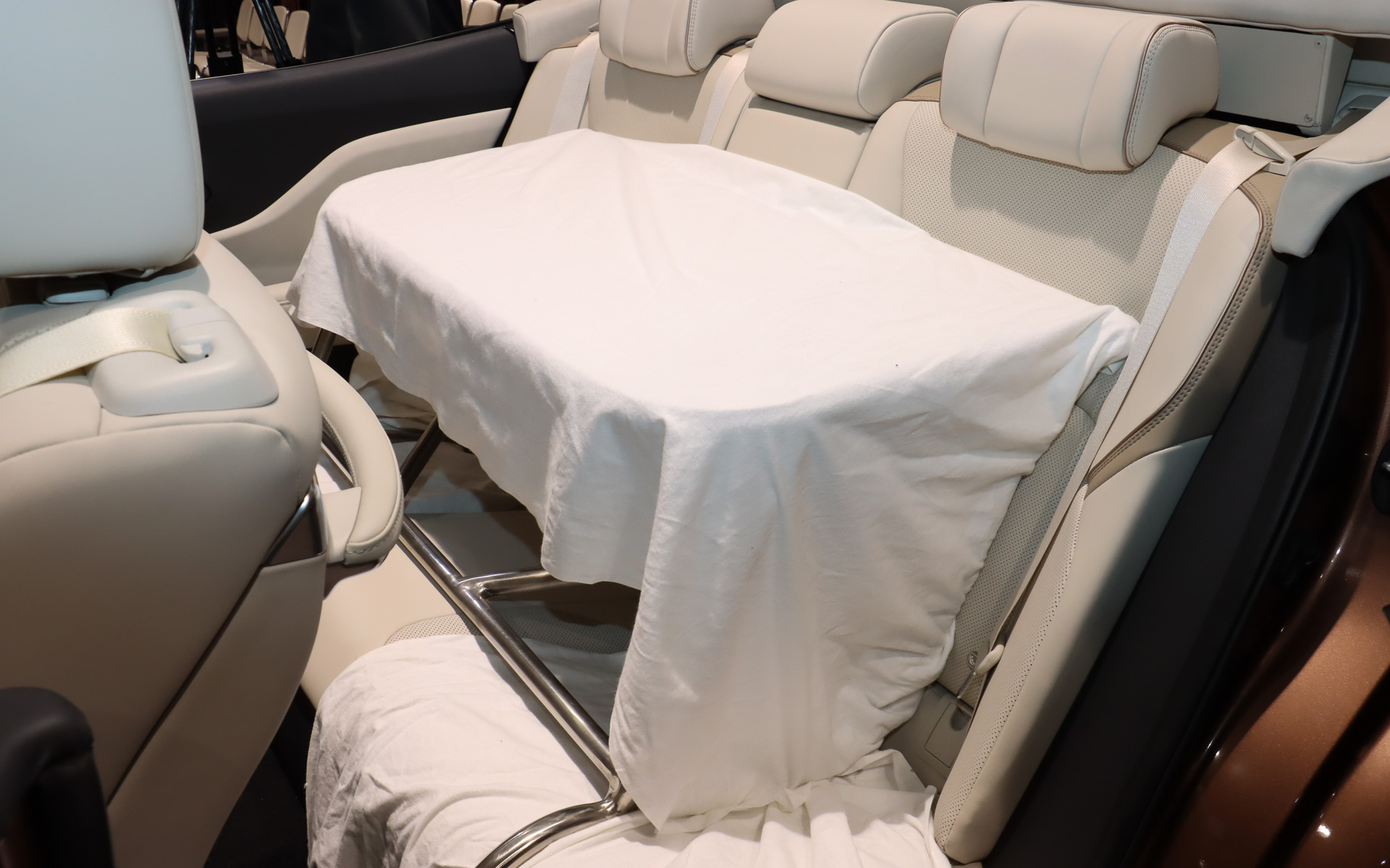 ルーフを切り離し、パレード用のハイシートなどを追加している