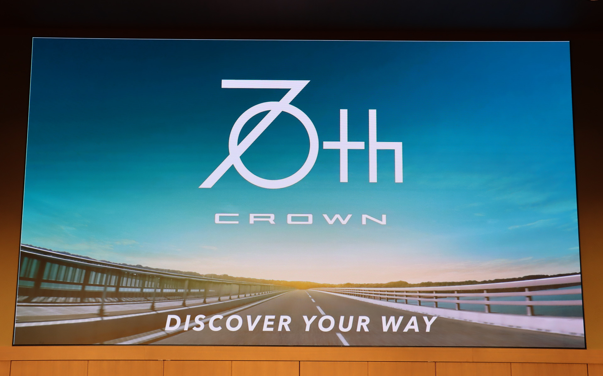 クラウン70周年を記念するロゴマーク