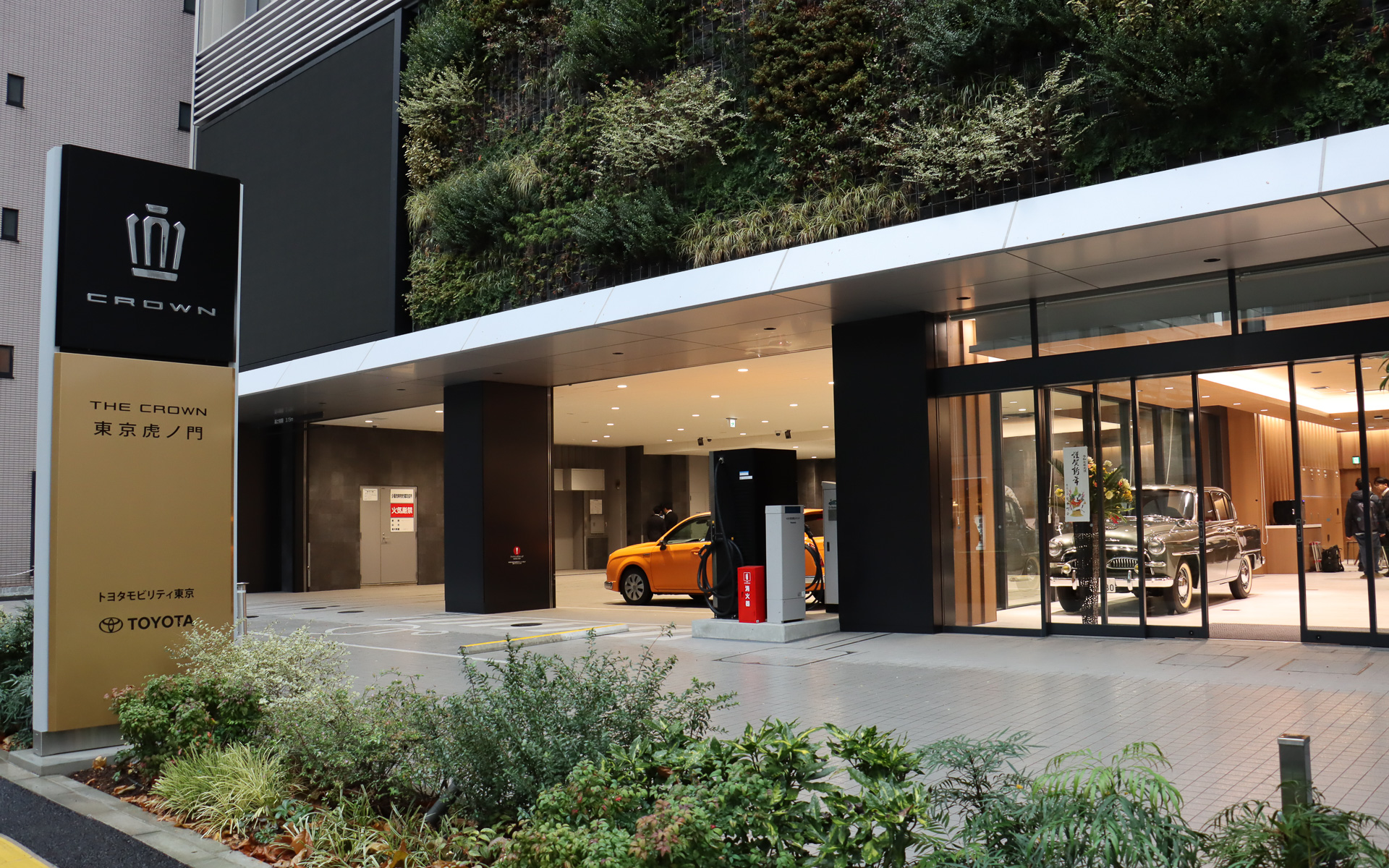 THE CROWN 東京虎ノ門の外観