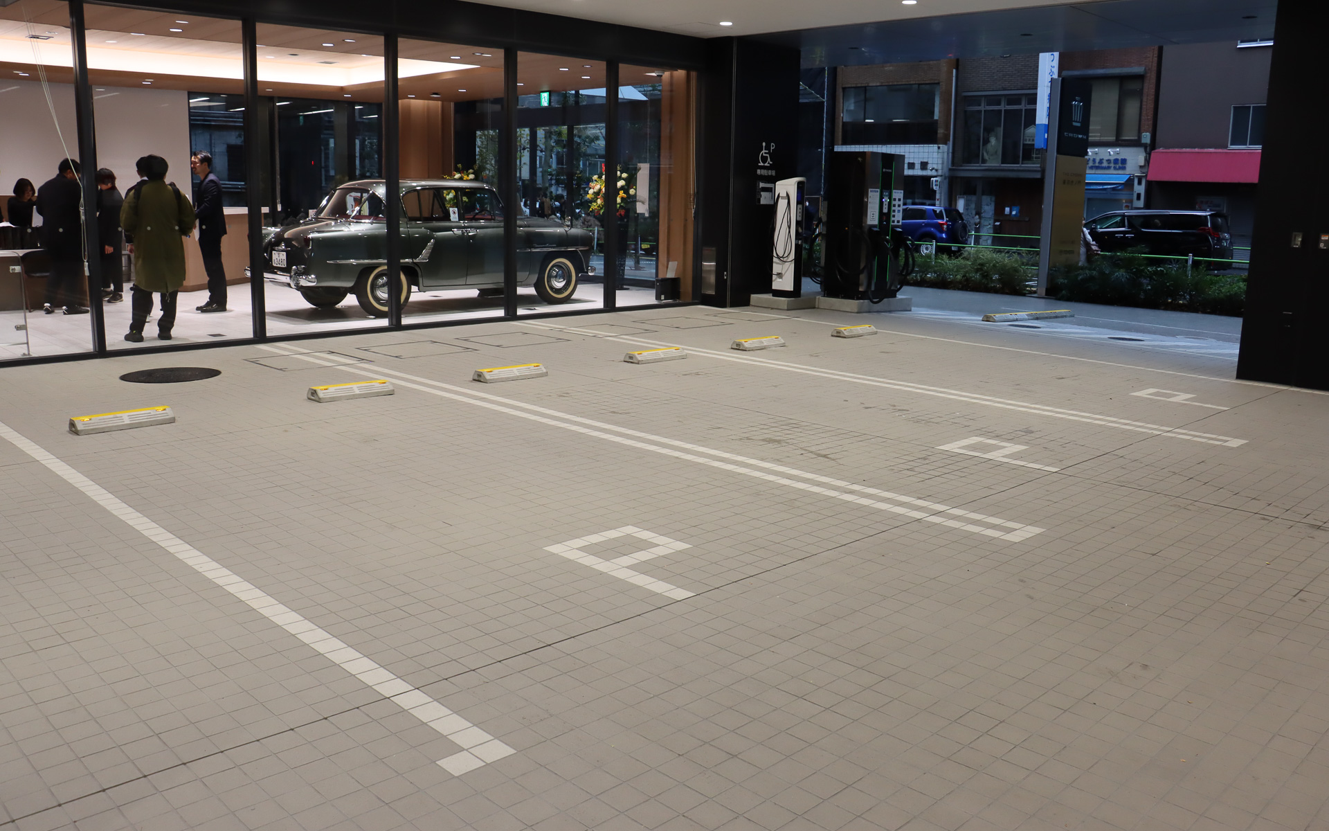 エントランス脇に3台分の平置き駐車場があり、タワーパーキングも用意されている