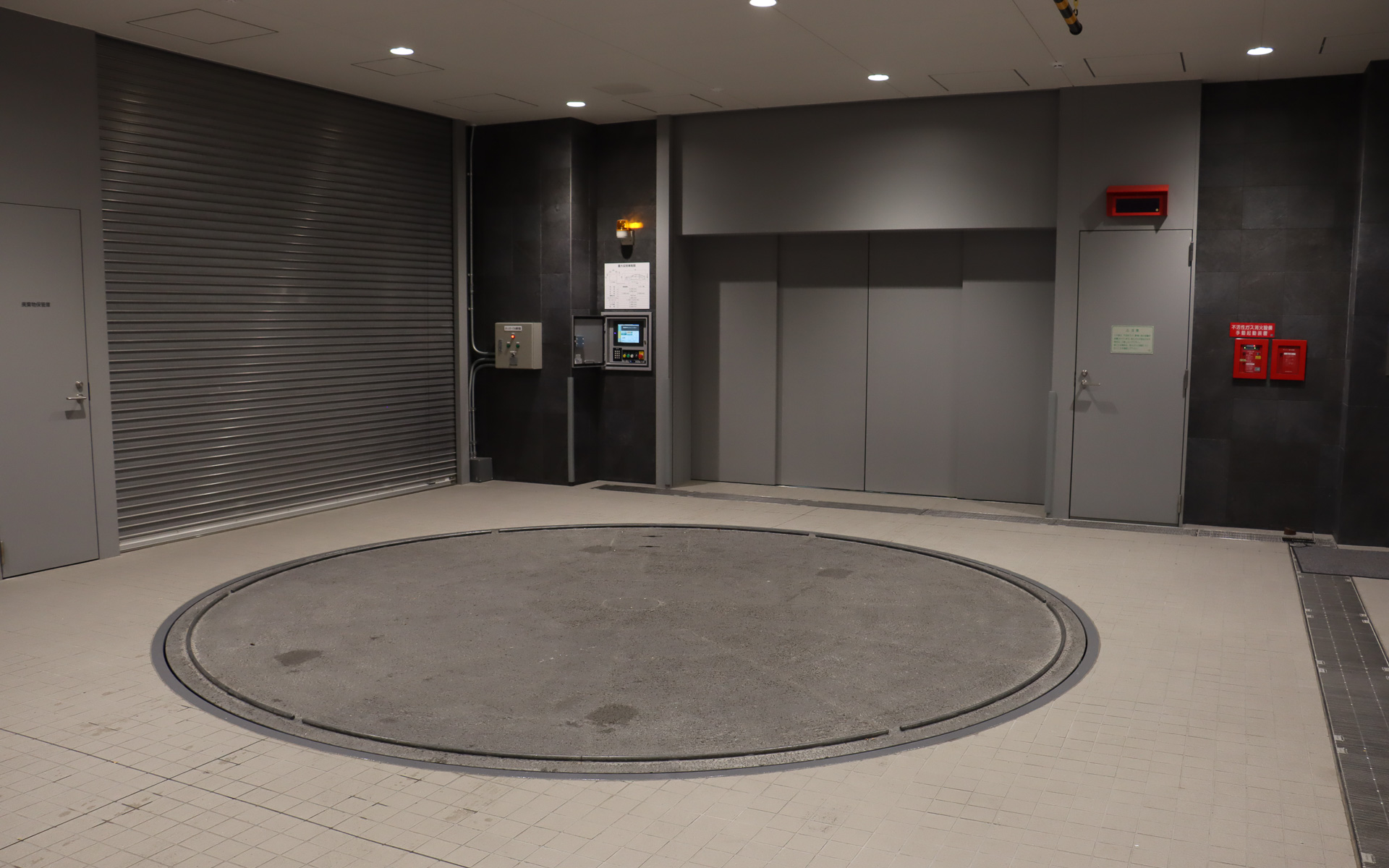 エントランス脇に3台分の平置き駐車場があり、タワーパーキングも用意されている