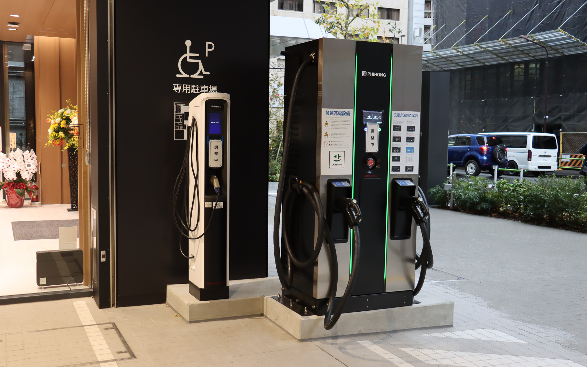 平置き駐車場に隣接して、最大180kWの急速充電器とV2X充放電スタンドを設置。停電発生時にはBEVなどに蓄えられた電気を店舗ビル側に給電することも可能となっている