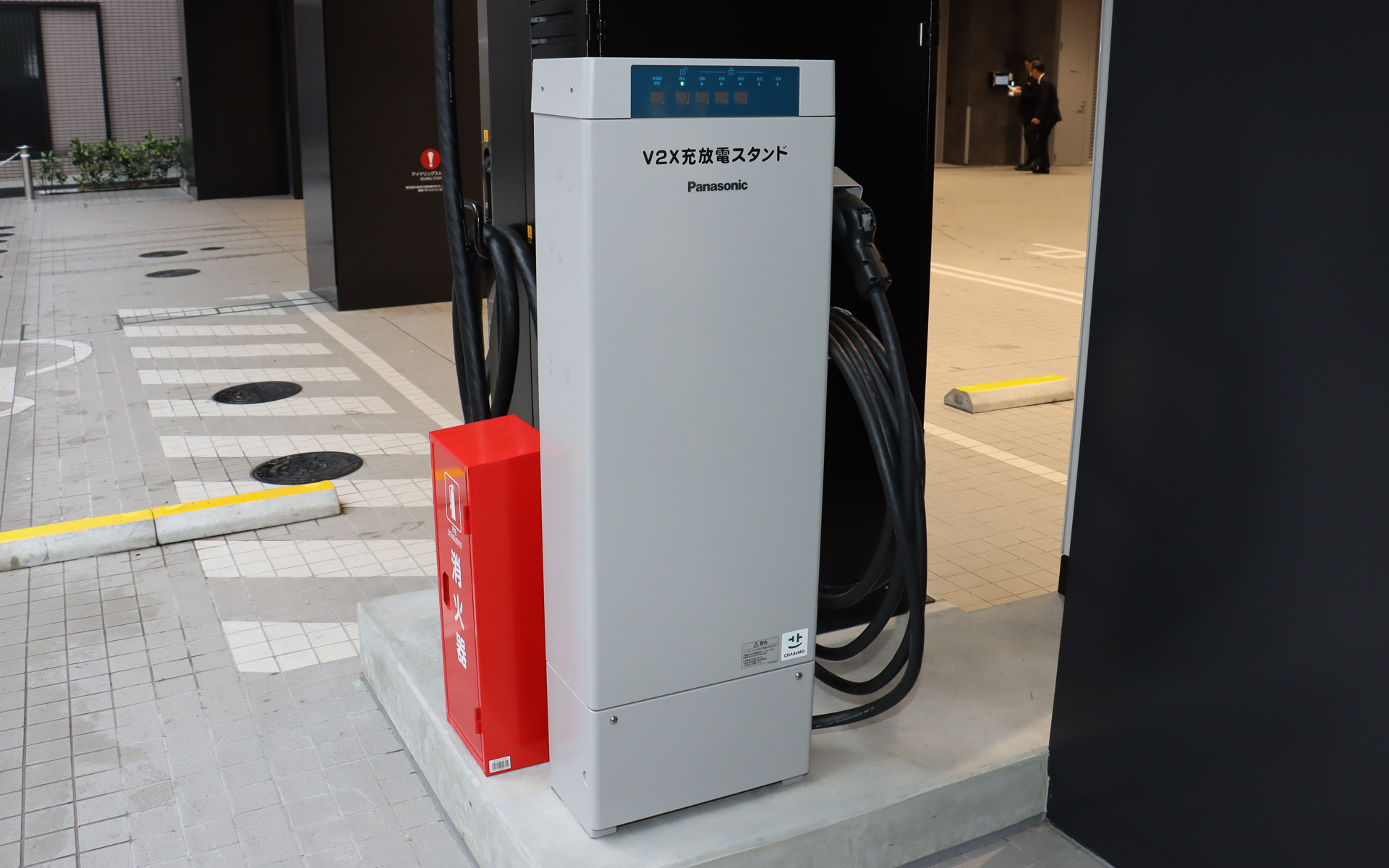 平置き駐車場に隣接して、最大180kWの急速充電器とV2X充放電スタンドを設置。停電発生時にはBEVなどに蓄えられた電気を店舗ビル側に給電することも可能となっている