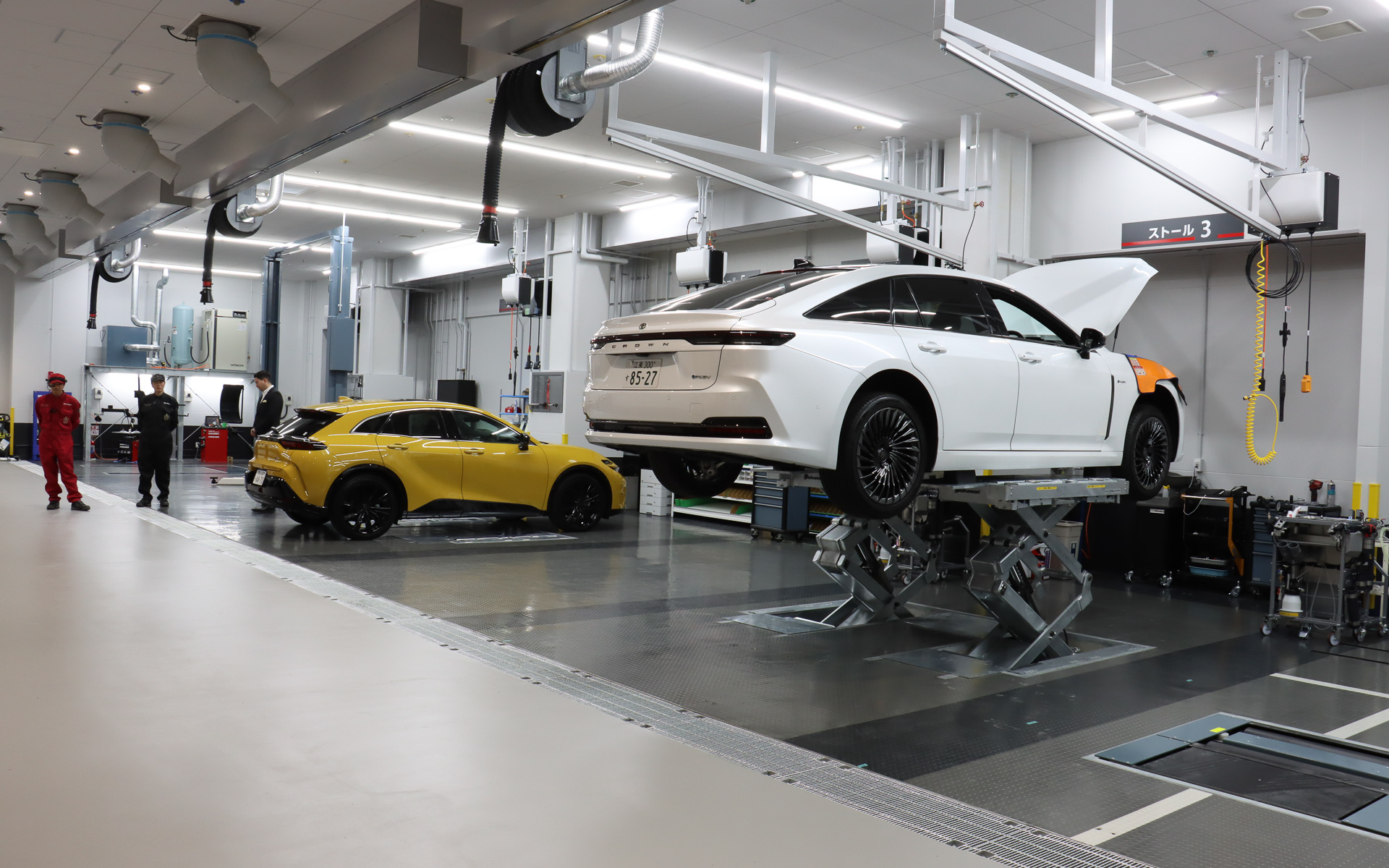 2階は7台分のサービスストールと完成検査場を配置するサービス工場