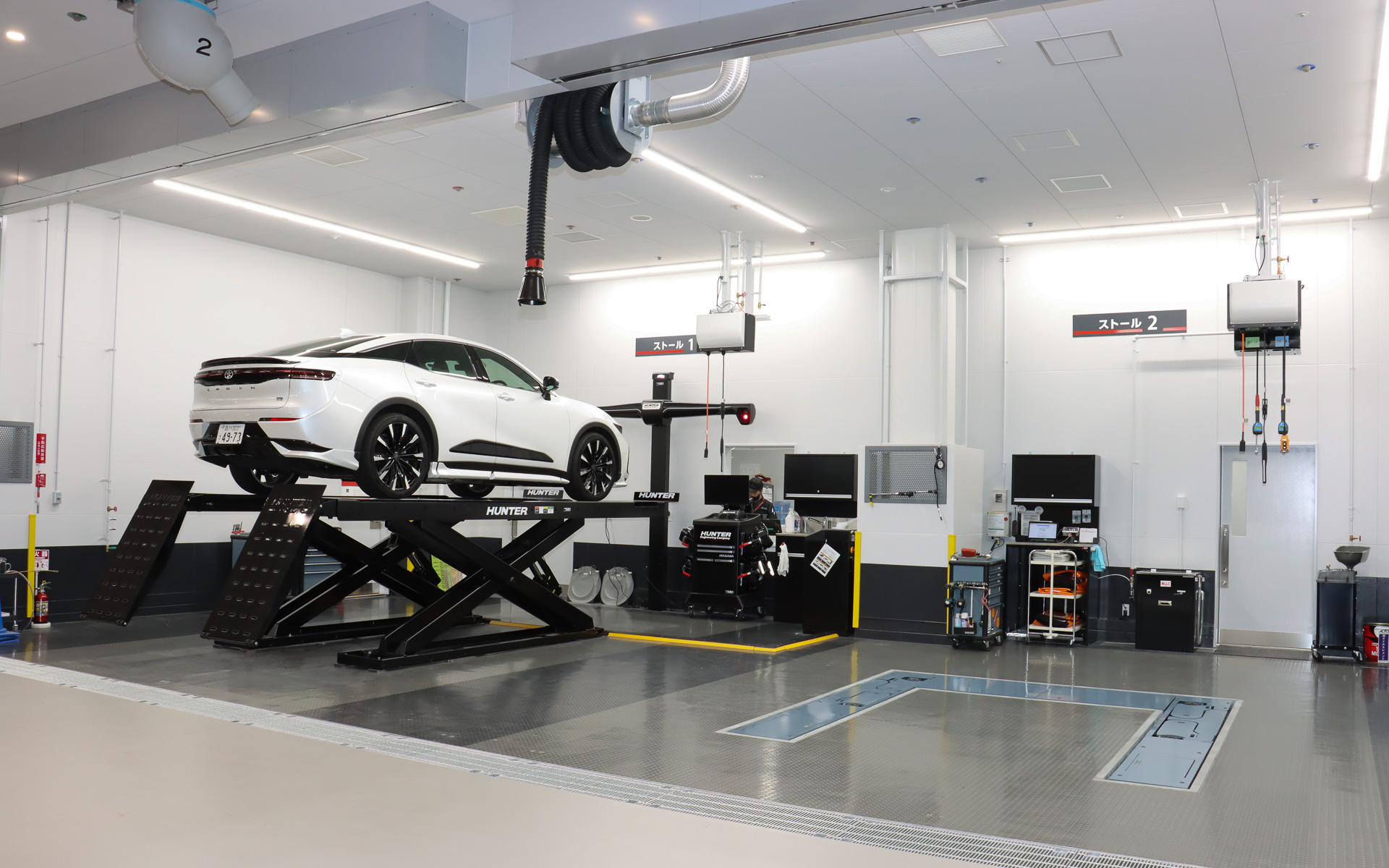 2階は7台分のサービスストールと完成検査場を配置するサービス工場