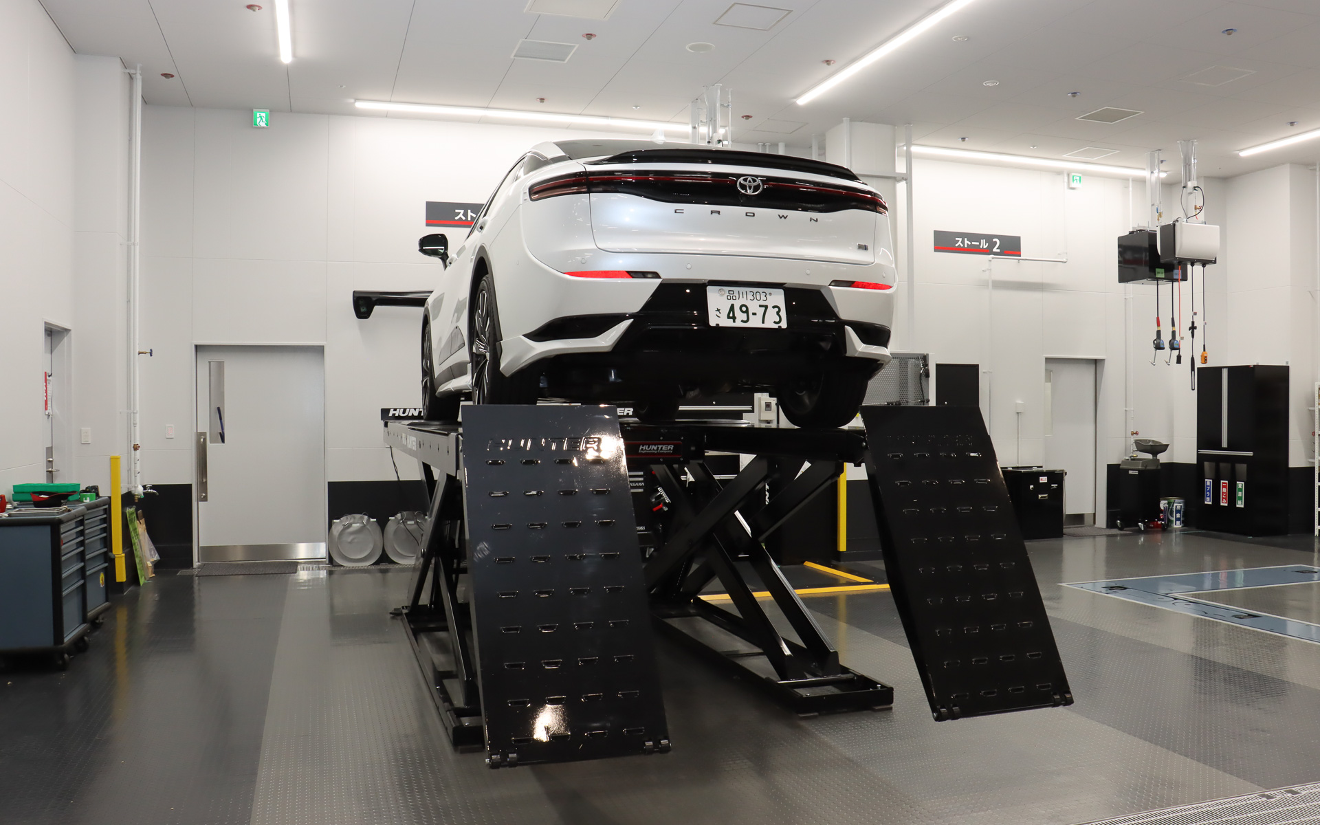 2階は7台分のサービスストールと完成検査場を配置するサービス工場