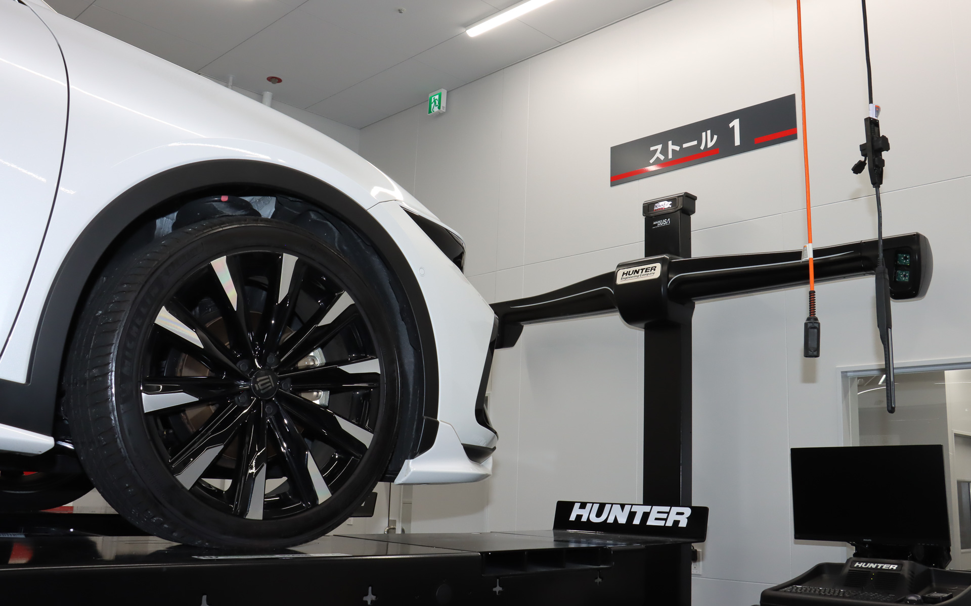 2階は7台分のサービスストールと完成検査場を配置するサービス工場