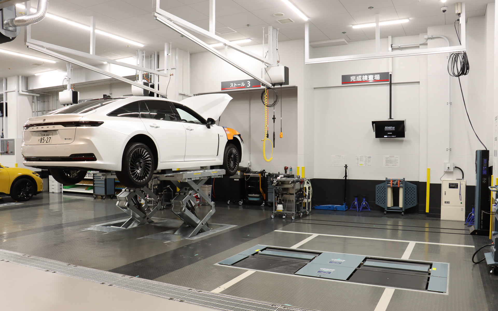 2階は7台分のサービスストールと完成検査場を配置するサービス工場