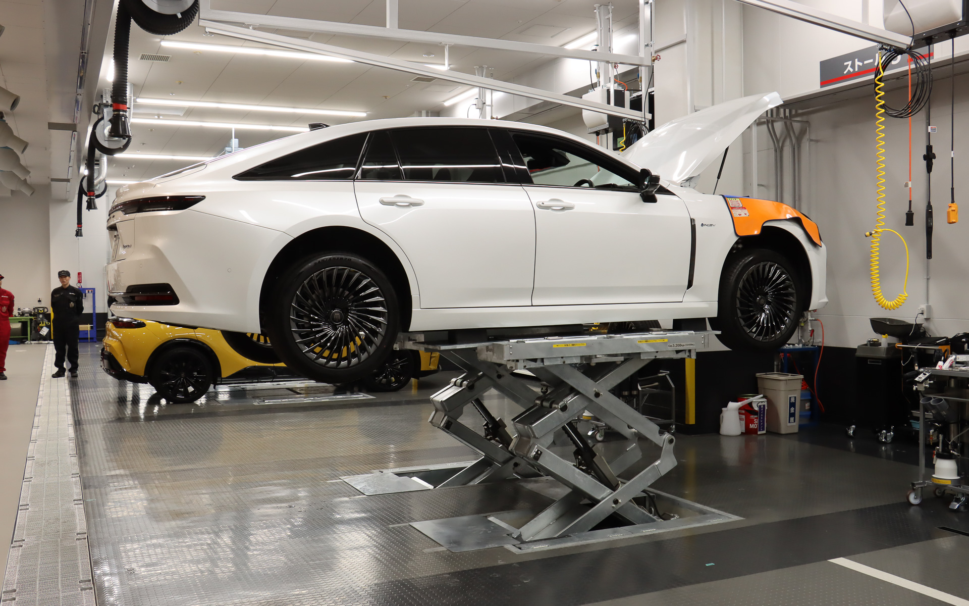 2階は7台分のサービスストールと完成検査場を配置するサービス工場