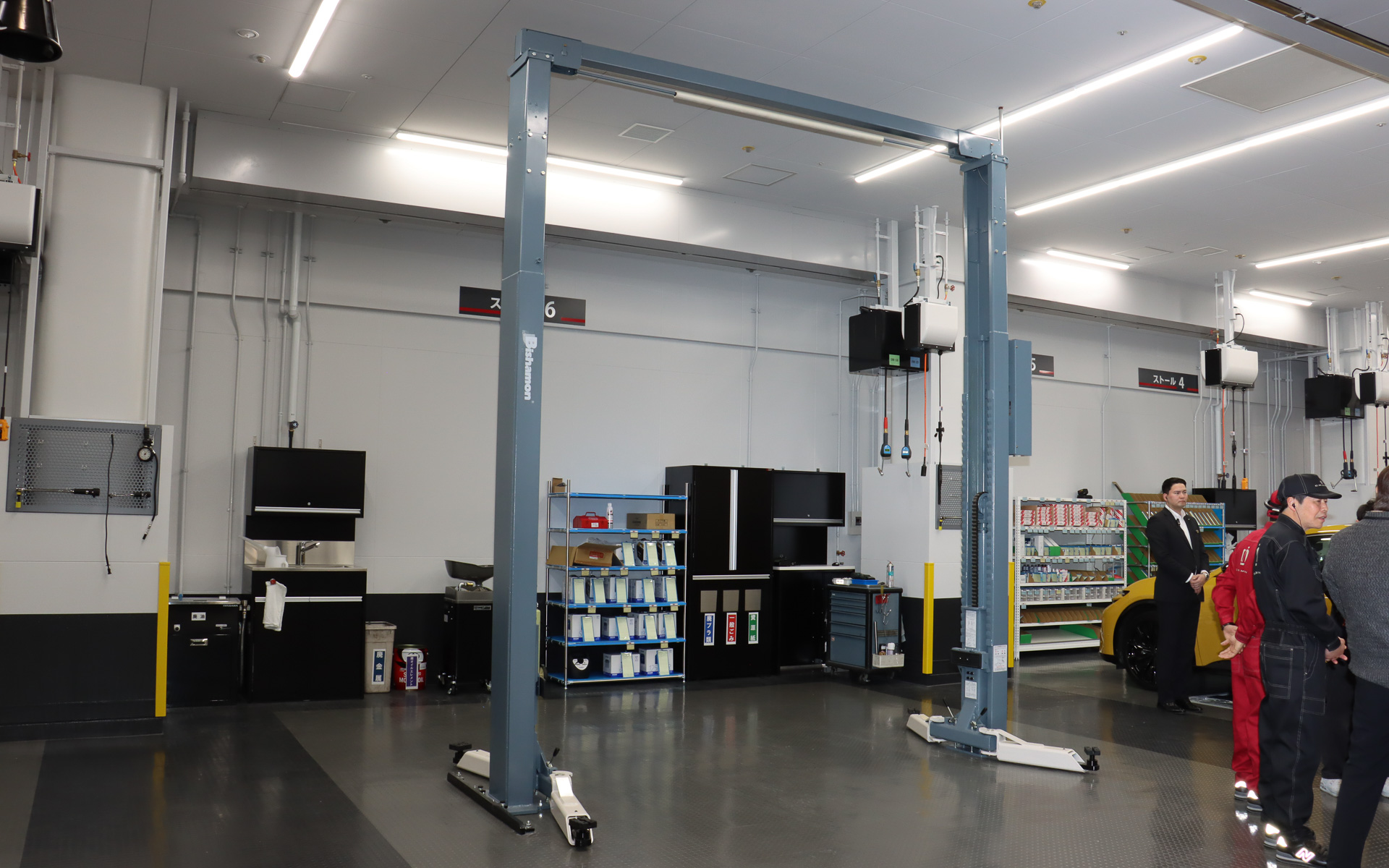 2階は7台分のサービスストールと完成検査場を配置するサービス工場