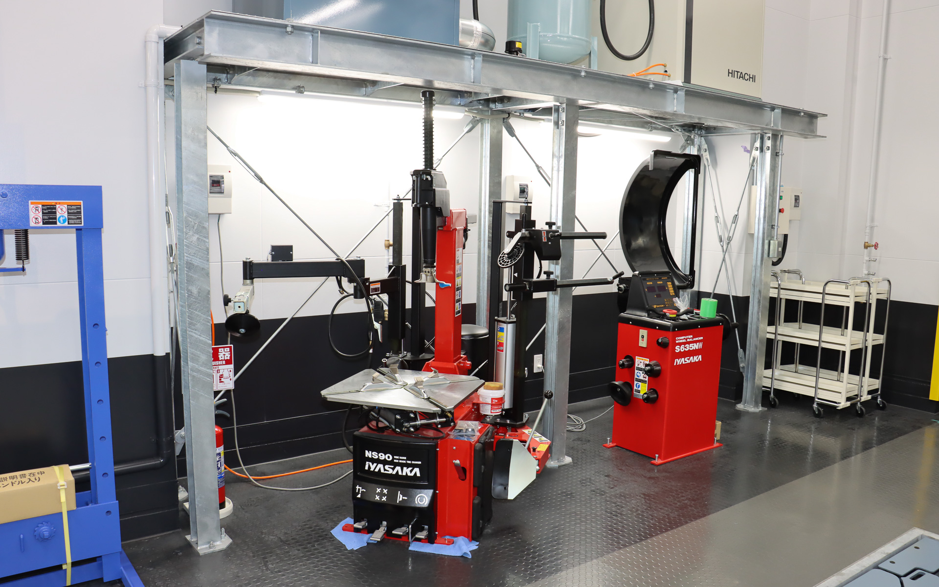 2階は7台分のサービスストールと完成検査場を配置するサービス工場