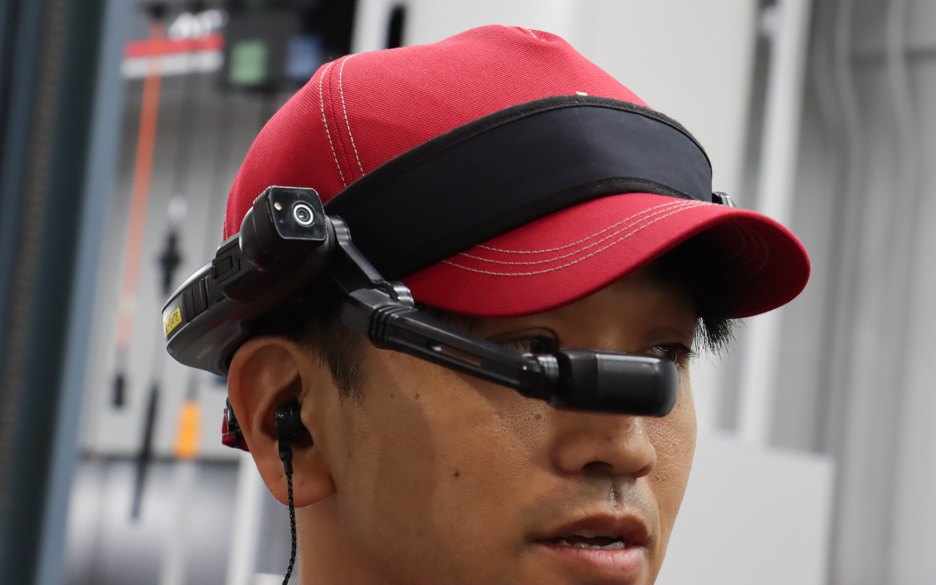 THE CROWN 東京虎ノ門は顧客の作業待ちフロアとサービス工場が別の階にあるため、サービス担当者の作業状況をリモート視聴できるシステムを試験導入。ヘッドバンドに取り付けたカメラとマイクを使い、待っている顧客が専用タブレットで映像を見ながらサービス担当とコミュニケーションできる技術の運用開始を予定している