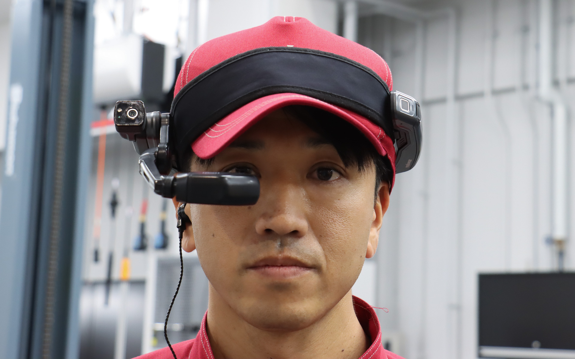 THE CROWN 東京虎ノ門は顧客の作業待ちフロアとサービス工場が別の階にあるため、サービス担当者の作業状況をリモート視聴できるシステムを試験導入。ヘッドバンドに取り付けたカメラとマイクを使い、待っている顧客が専用タブレットで映像を見ながらサービス担当とコミュニケーションできる技術の運用開始を予定している