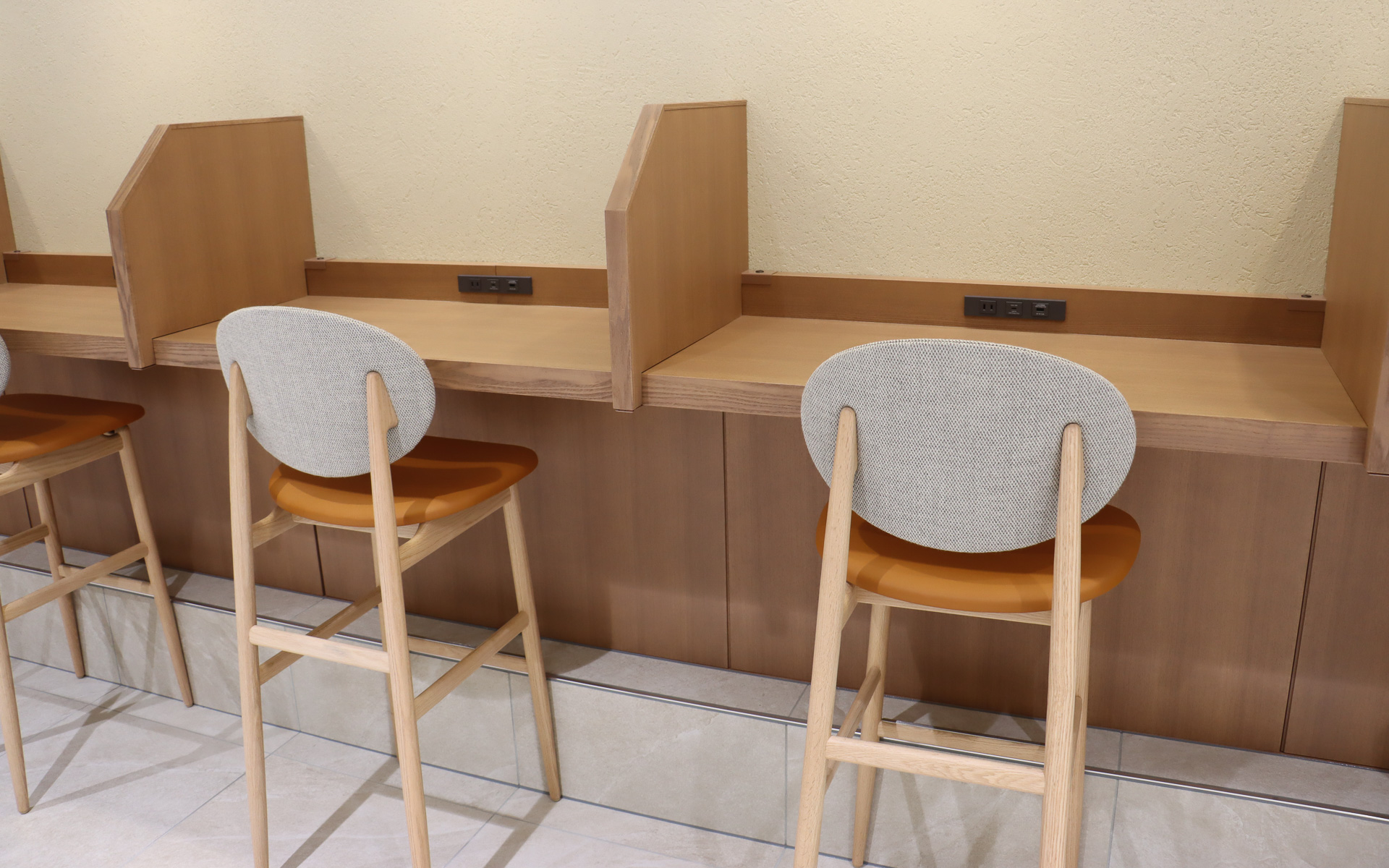 作業待ちのスペースにはAC100Vコンセント、18W対応のUSB タイプC端子、USB タイプA端子などを設定