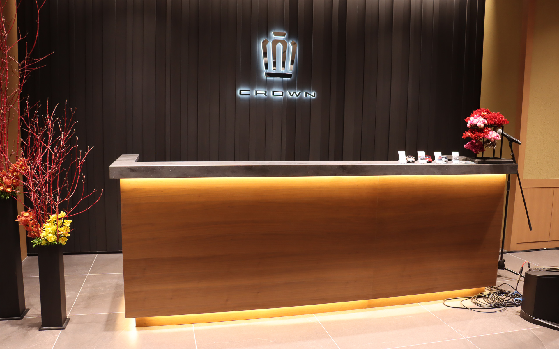 4階にあるTHE CROWN 東京虎ノ門では、エレベーターを出てすぐの場所に王冠マークの入ったのれんがお出迎え。ほかにも店内の至るところに木材や漆喰風の壁などが設定され、和のテイストをアピール