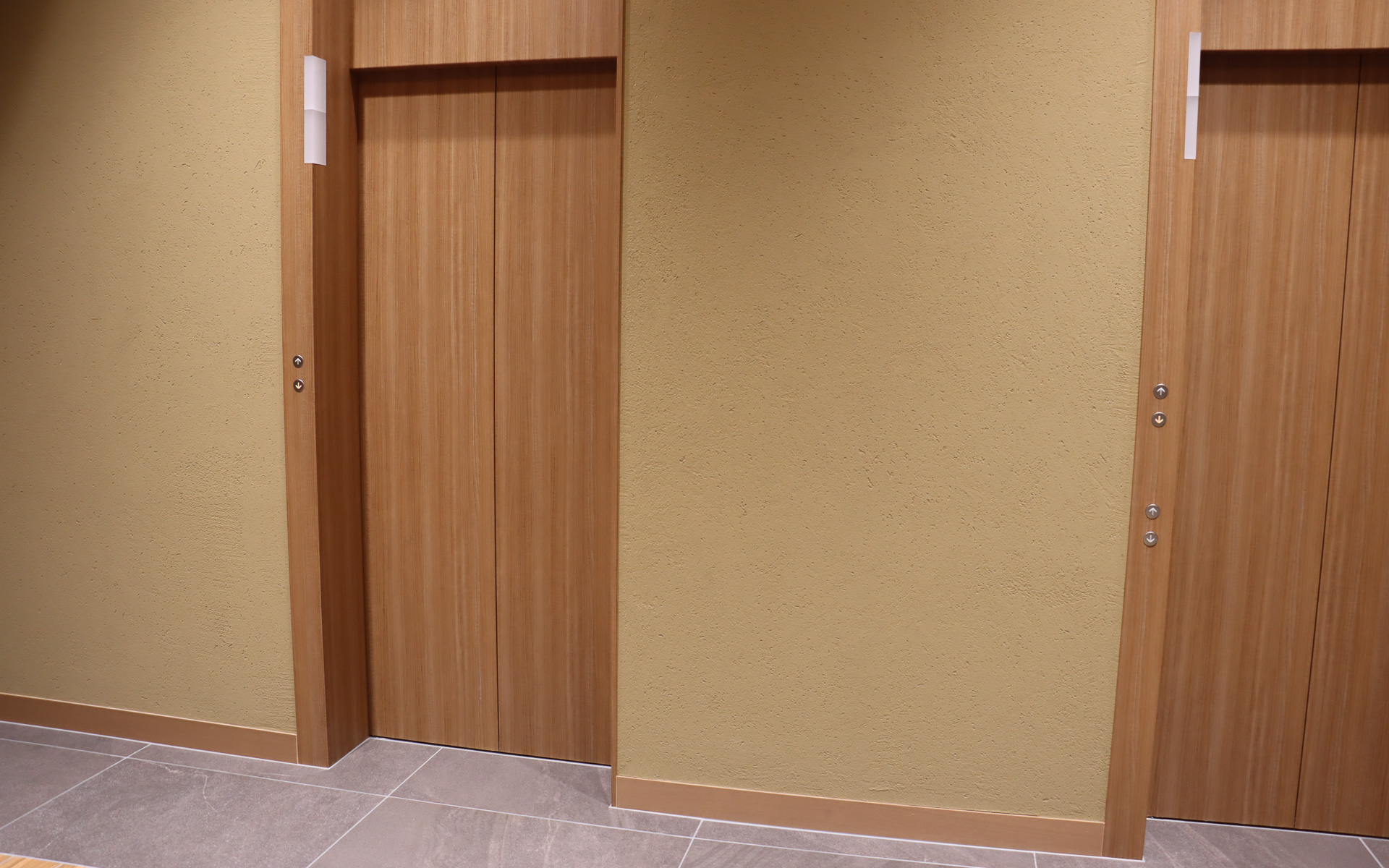 4階にあるTHE CROWN 東京虎ノ門では、エレベーターを出てすぐの場所に王冠マークの入ったのれんがお出迎え。ほかにも店内の至るところに木材や漆喰風の壁などが設定され、和のテイストをアピール