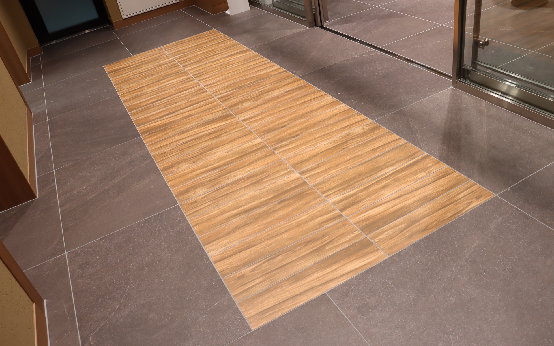 4階にあるTHE CROWN 東京虎ノ門では、エレベーターを出てすぐの場所に王冠マークの入ったのれんがお出迎え。ほかにも店内の至るところに木材や漆喰風の壁などが設定され、和のテイストをアピール