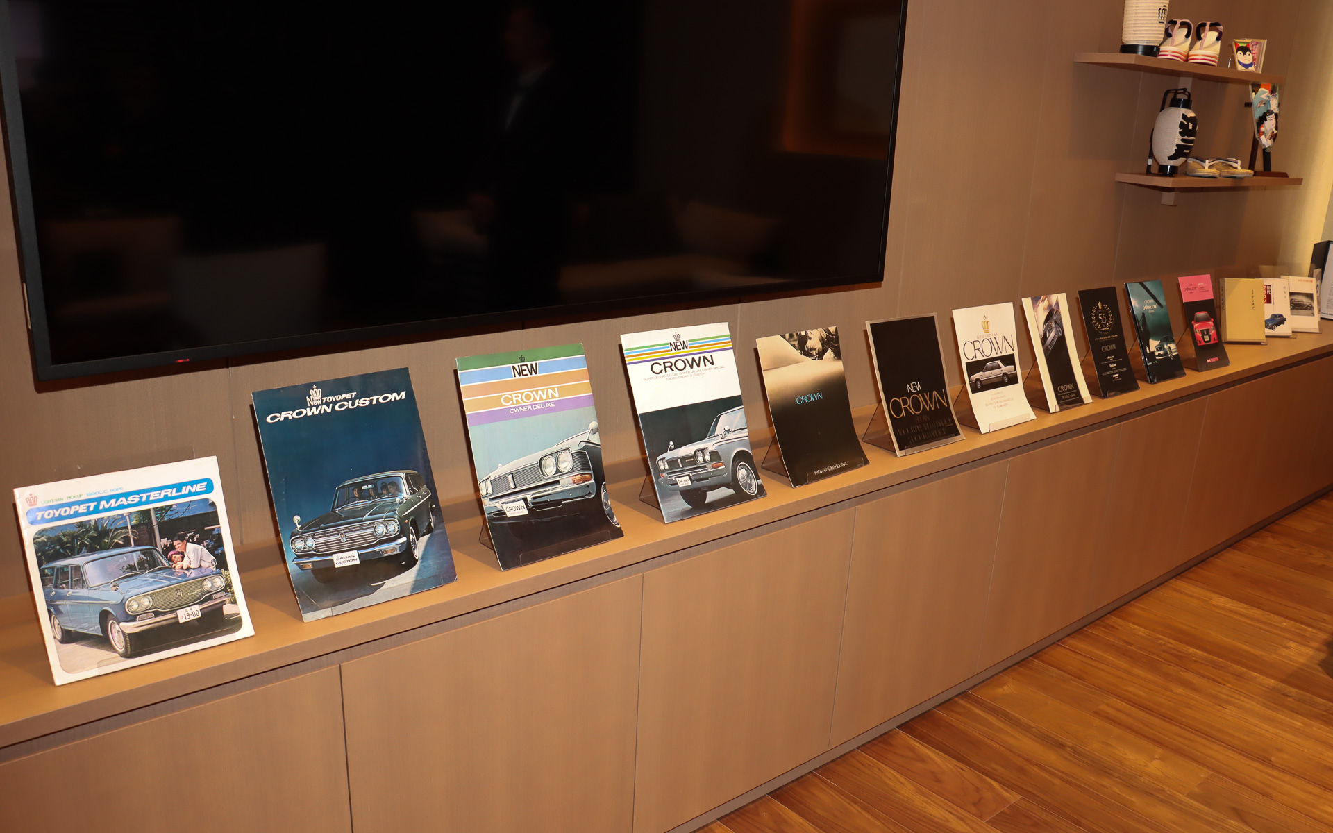 置かれている歴代クラウンのカタログは、手に取って閲覧可能とのこと