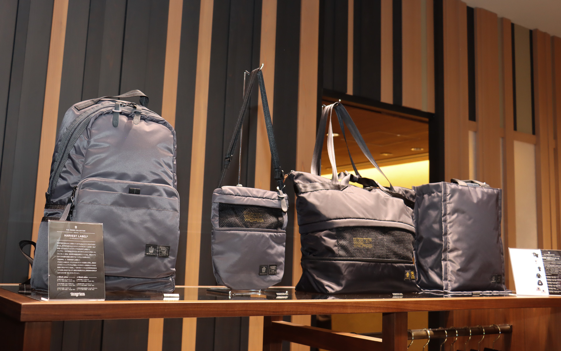 バッグやキーホルダー、ペンケースといった製品には、クラウンの生産工程で発生するレザー素材などの端材を活用している