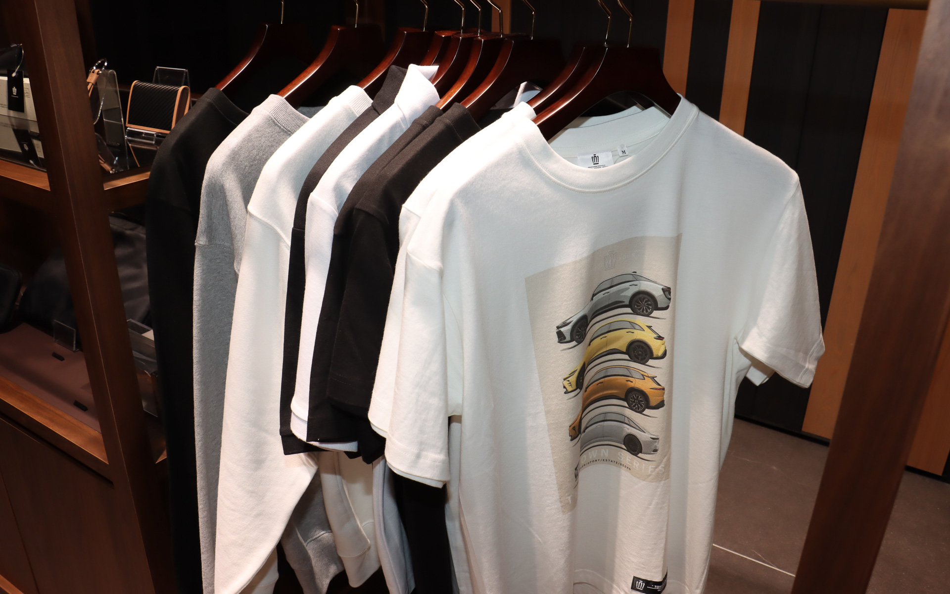 バッグやキーホルダー、ペンケースといった製品には、クラウンの生産工程で発生するレザー素材などの端材を活用している