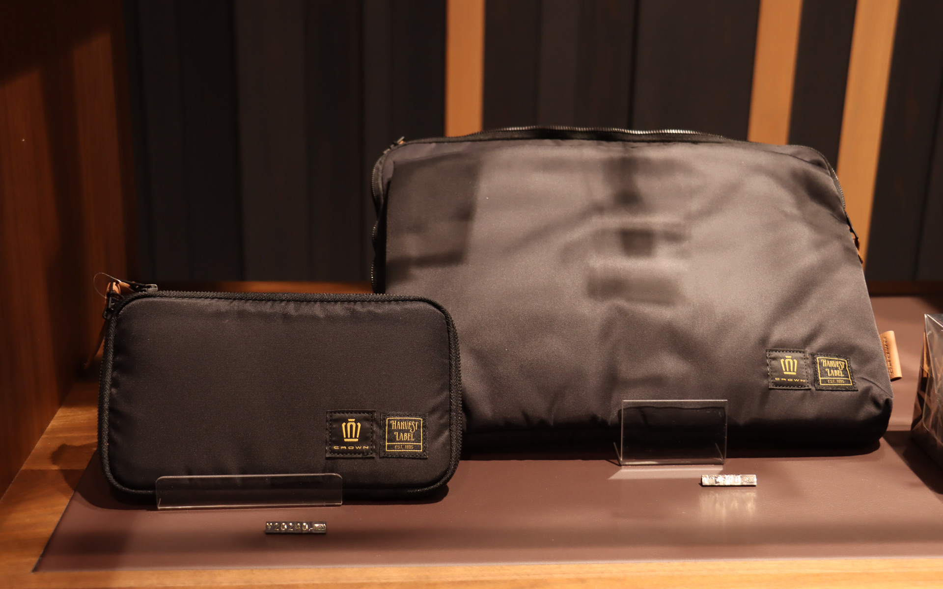 バッグやキーホルダー、ペンケースといった製品には、クラウンの生産工程で発生するレザー素材などの端材を活用している