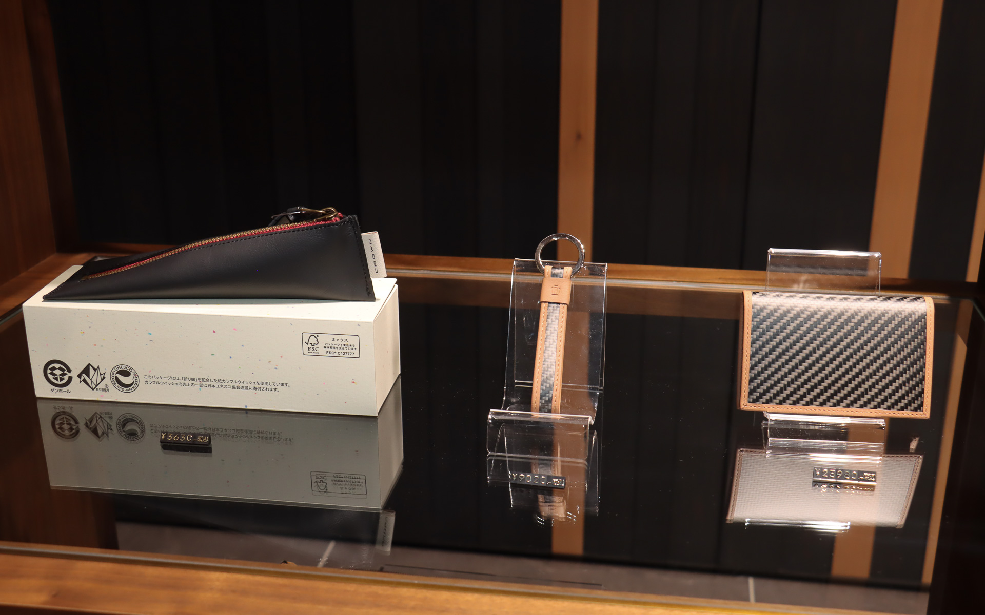 バッグやキーホルダー、ペンケースといった製品には、クラウンの生産工程で発生するレザー素材などの端材を活用している