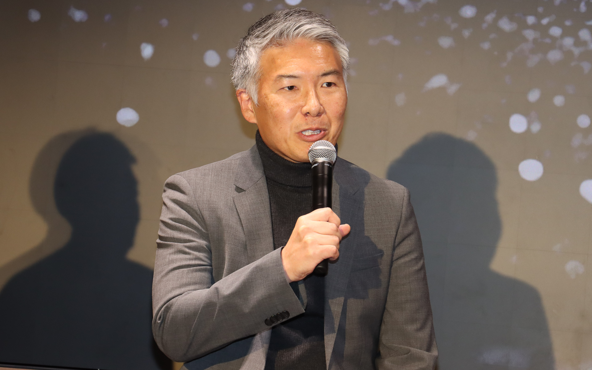 「クラウンネスをいかにクルマに残して、時代に合うクラウンを造っていくという点が非常に悩ましかった」と清水チーフエンジニア