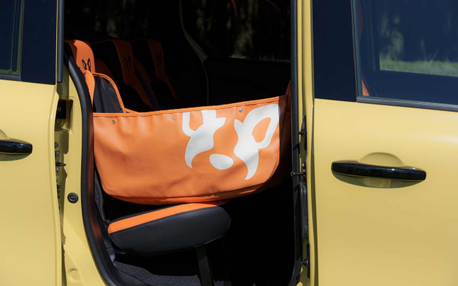 リアシートバッグ（フレブルライフ特別仕様）はフレンチブルドッグロゴ入り、PVCレザー製、カラーバリエーションは15色、白ロゴプリント入り