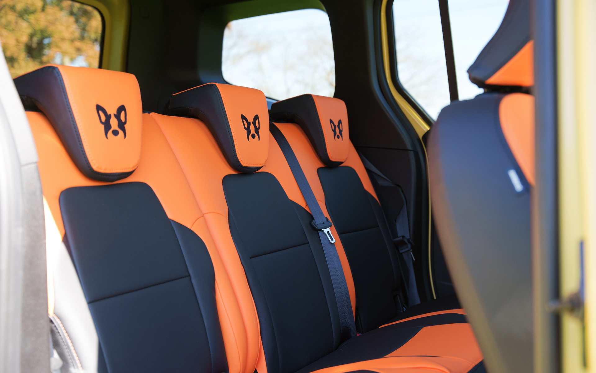 CABANA製オリジナルシートカバー（愛犬特別仕様）。本体はPVCレザー製で全16色設定。背面と座面の本革は6色、刺繍は5色から選択可能