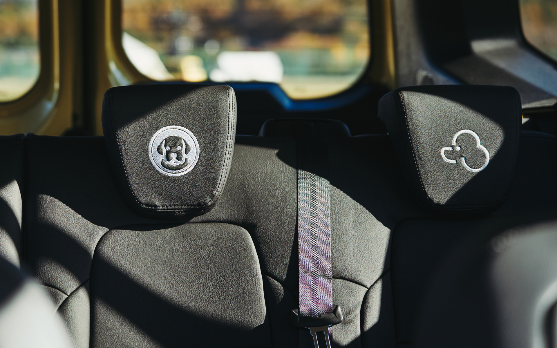 ロゴはフレンチブルドッグ、レトリーバー、ダックスフント、トイプードルの4種類から選択可能。