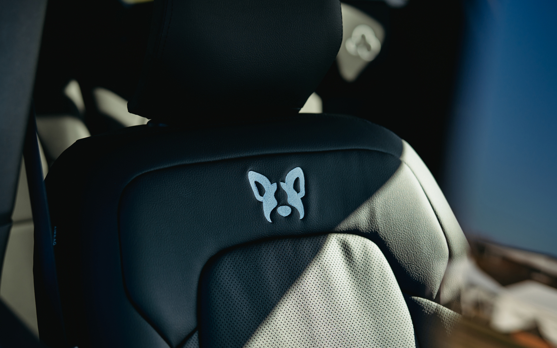 ロゴはフレンチブルドッグ、レトリーバー、ダックスフント、トイプードルの4種類から選択可能。