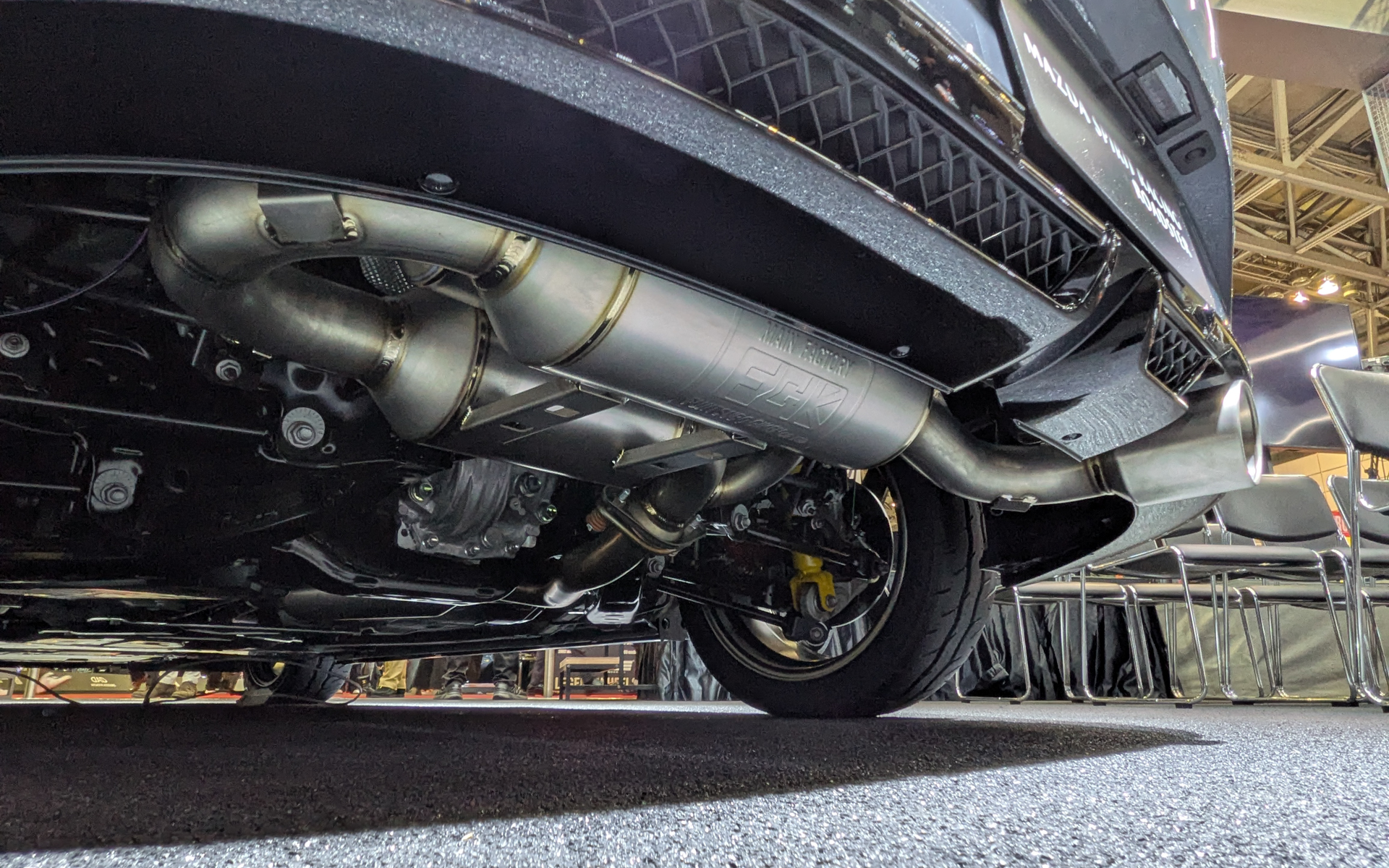 フジツボ製のスポーツマフラーはステンレス製