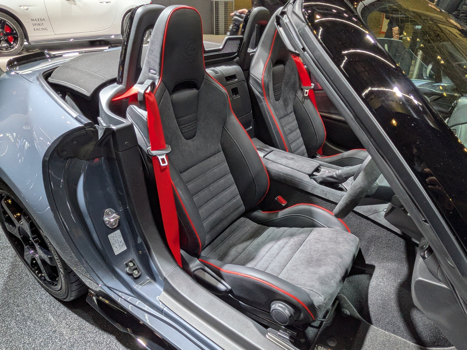 シートは赤ステッチがあしらわれる。シートベルトも特別な赤を採用