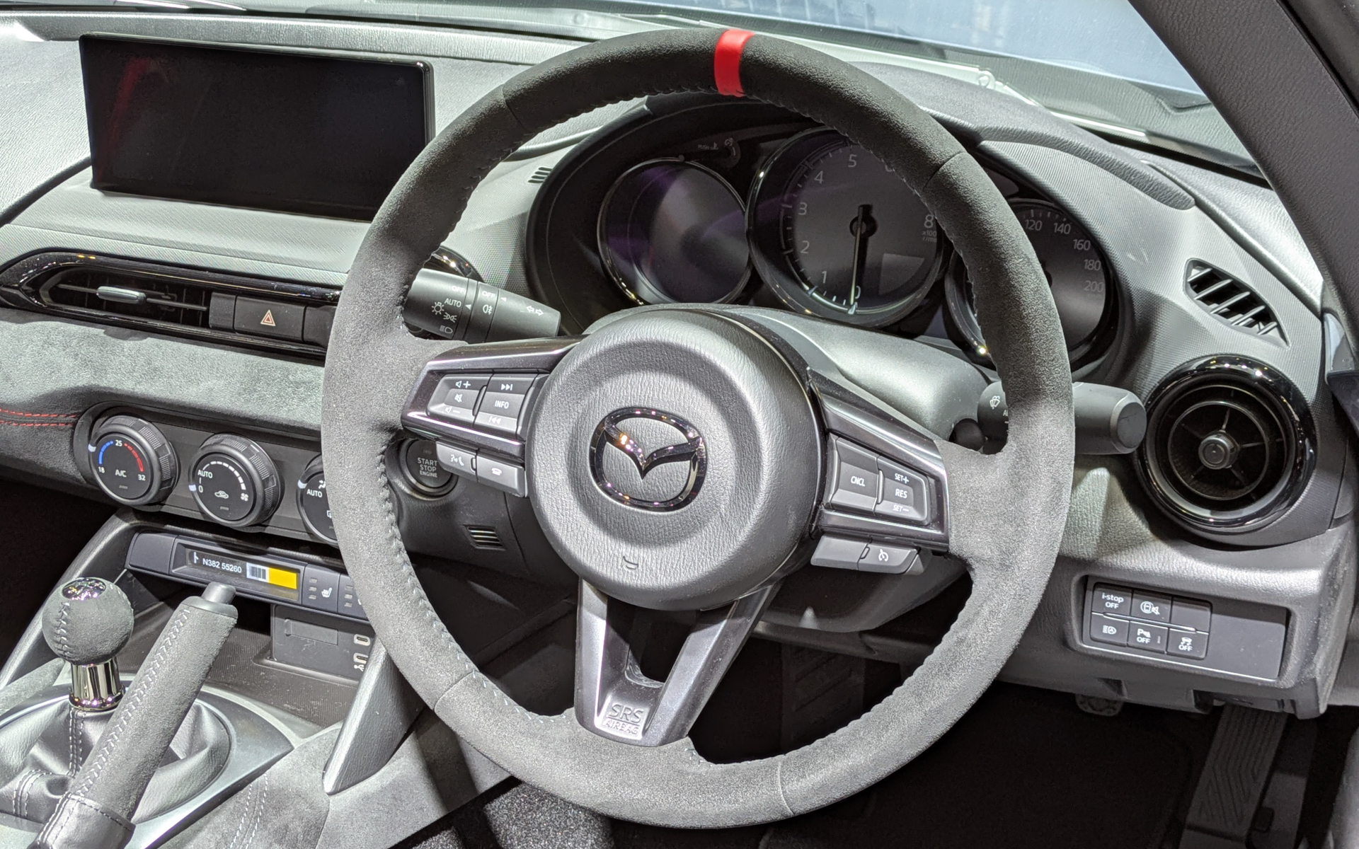 ステアリング、シフトノブ、サイドブレーキにはアルカンターラを使用