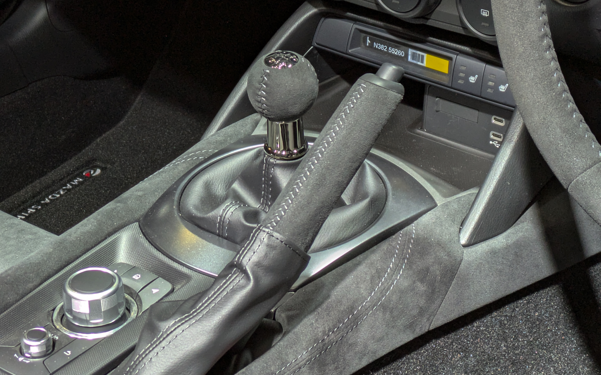 ステアリング、シフトノブ、サイドブレーキにはアルカンターラを使用