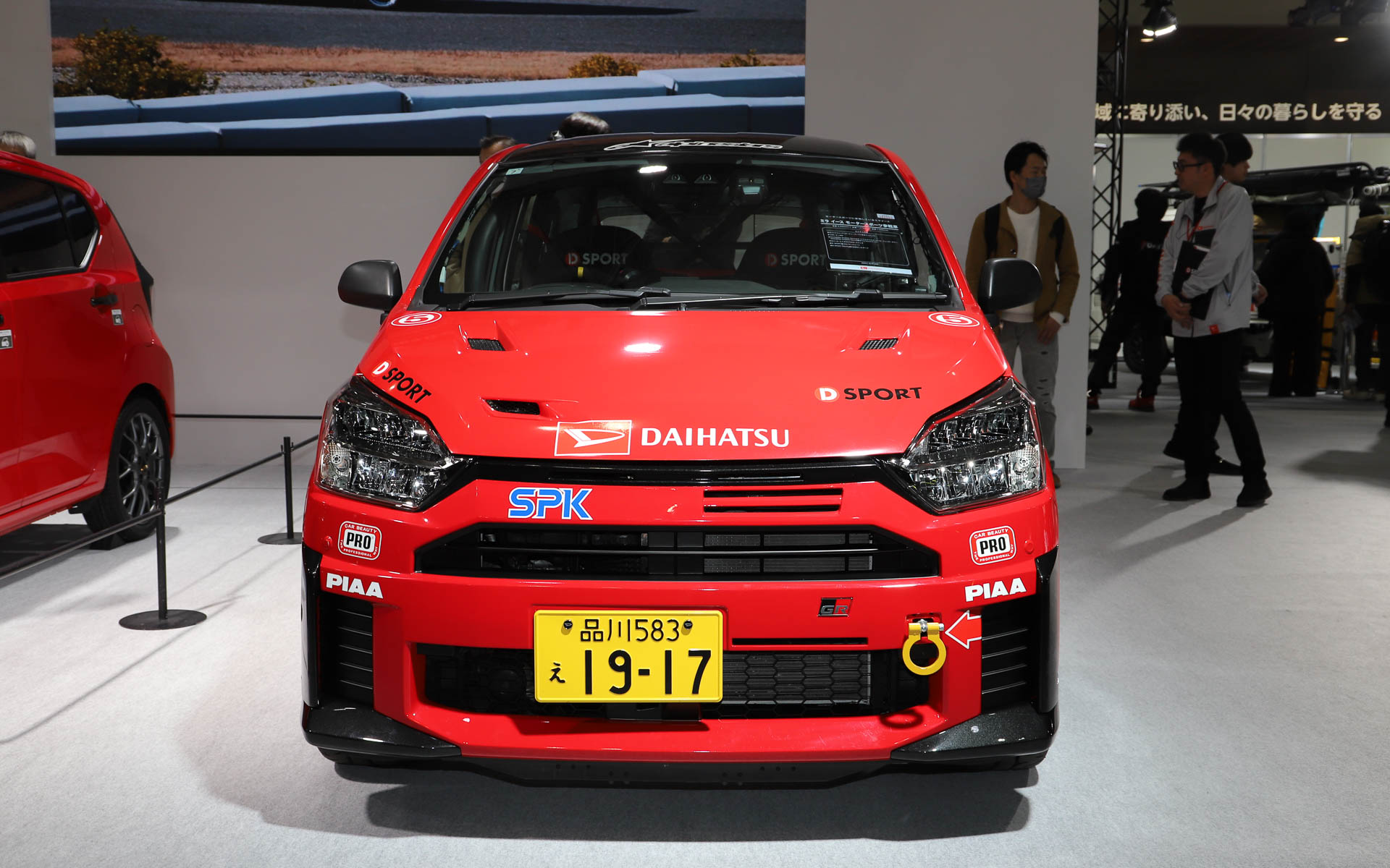 ミラ イース GR SPORTコンセプトとミラ イース モータースポーツ参戦車は並べて展示されているため、共通の部分を見比べることもできる