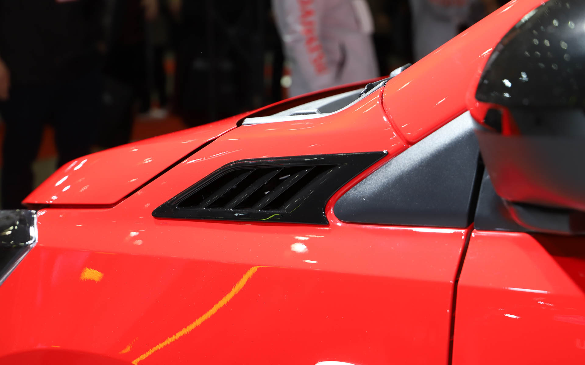 ミラ イース GR SPORTコンセプトとミラ イース モータースポーツ参戦車は並べて展示されているため、共通の部分を見比べることもできる