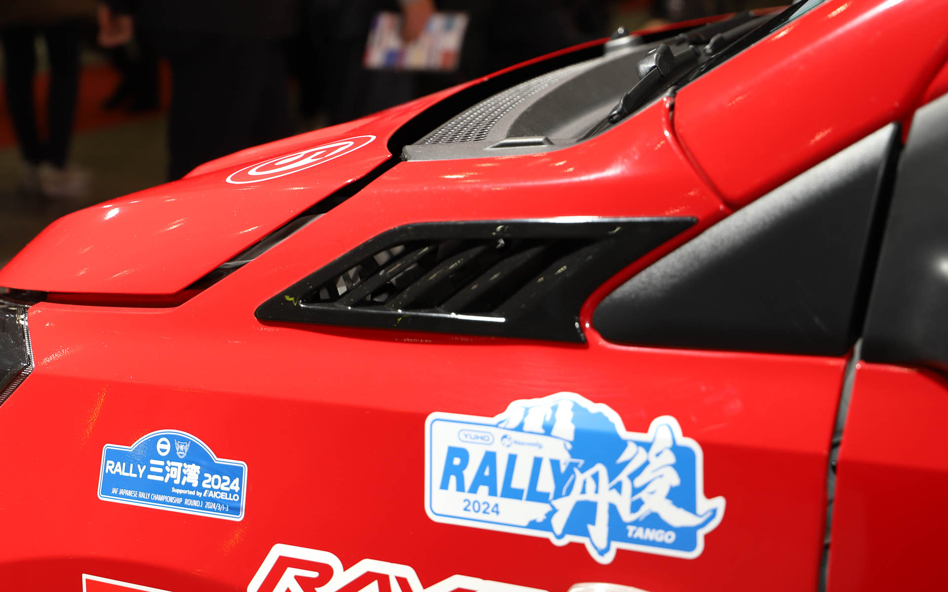 ミラ イース GR SPORTコンセプトとミラ イース モータースポーツ参戦車は並べて展示されているため、共通の部分を見比べることもできる