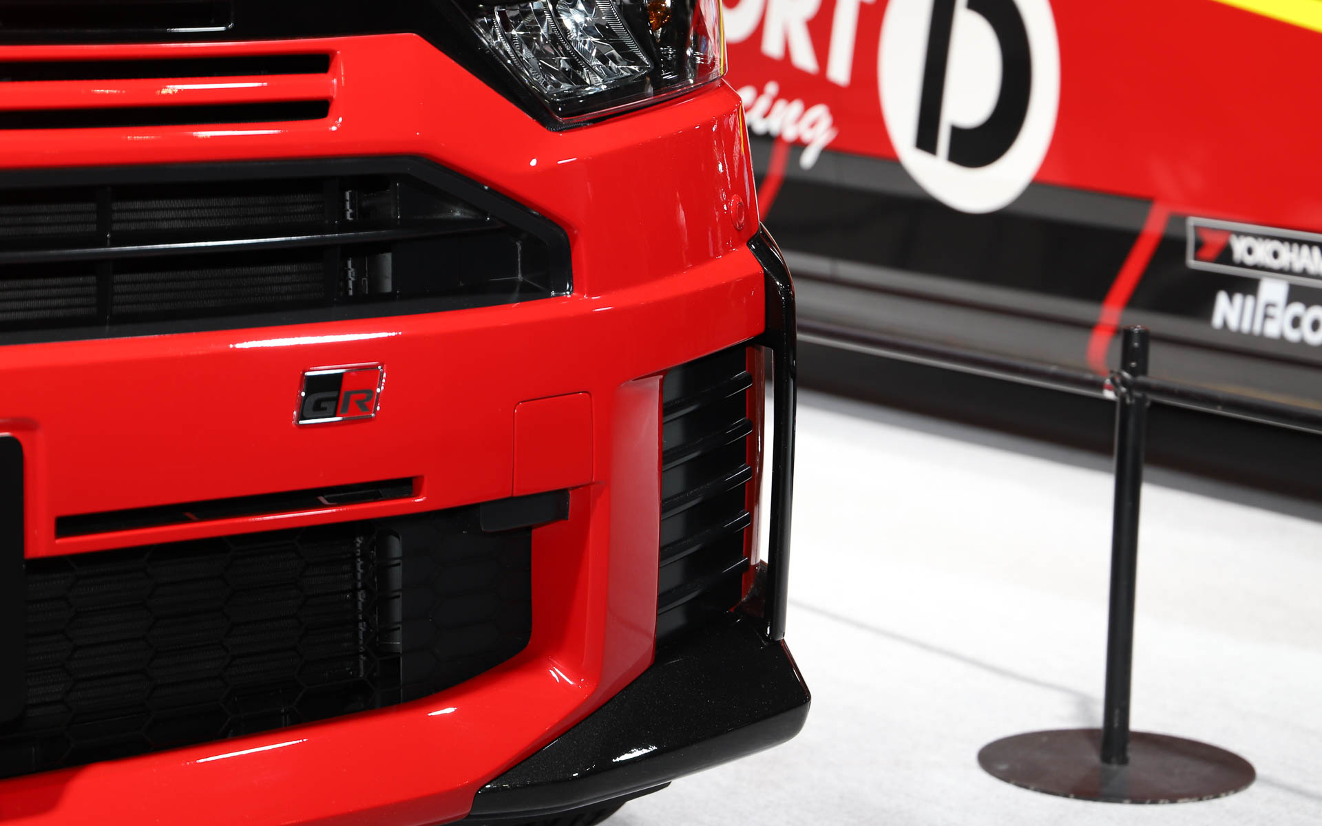 ミラ イース GR SPORTコンセプトとミラ イース モータースポーツ参戦車は並べて展示されているため、共通の部分を見比べることもできる