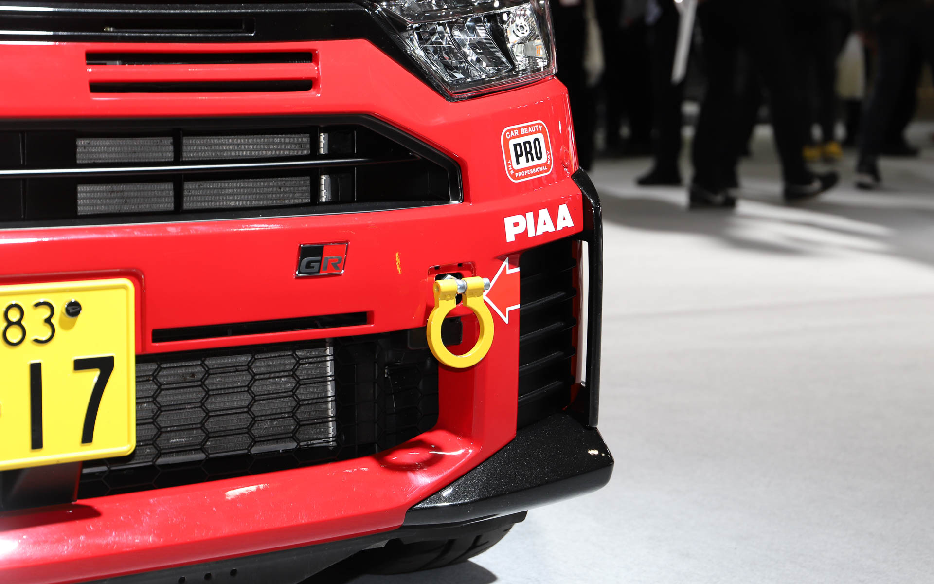 ミラ イース GR SPORTコンセプトとミラ イース モータースポーツ参戦車は並べて展示されているため、共通の部分を見比べることもできる