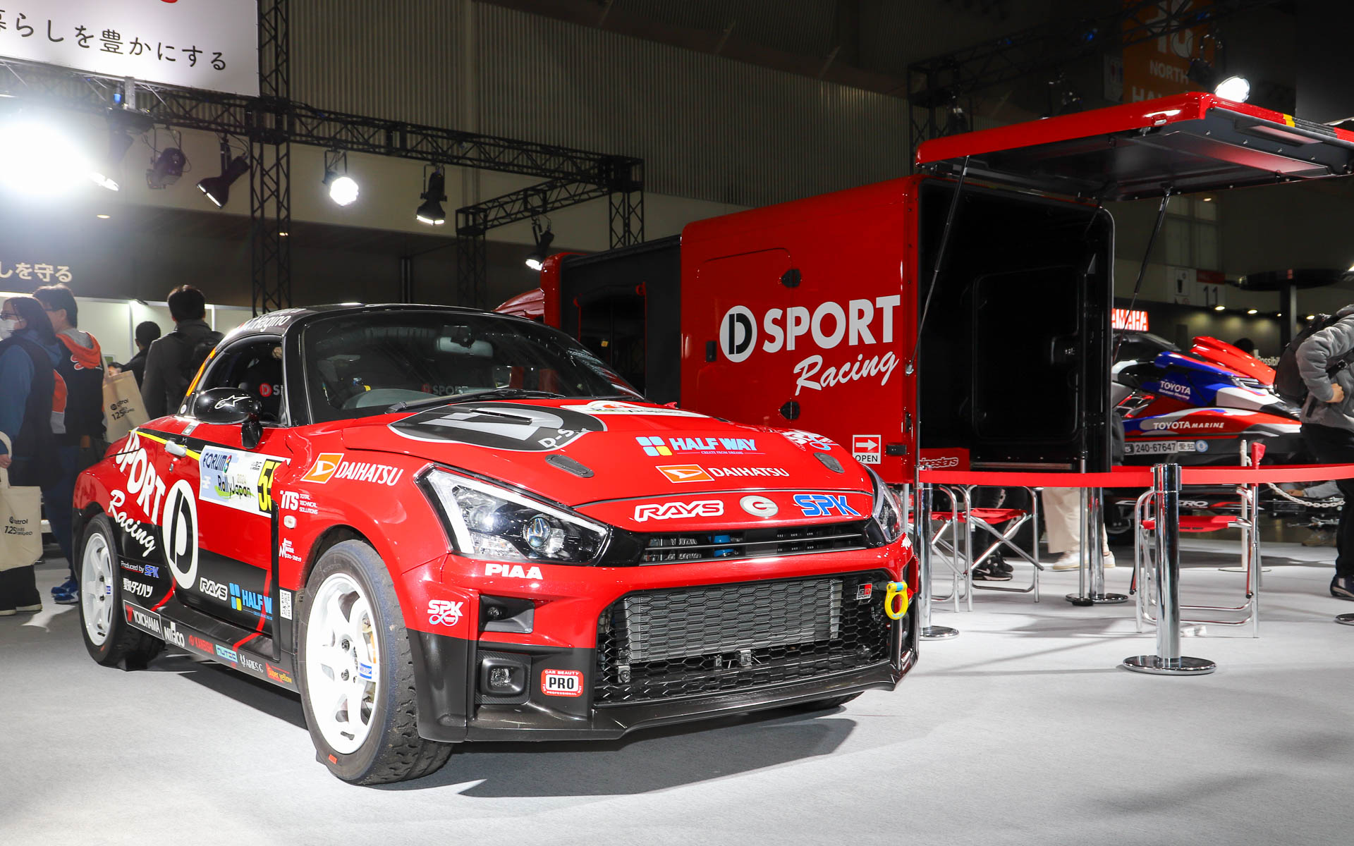 ラリージャパンに参戦した「コペン GR SPORT モータースポーツ参戦車」（手前）と、そのサポートカーとして活躍した「ハイゼット トラック ジャンボ EXTEND2」（奥）